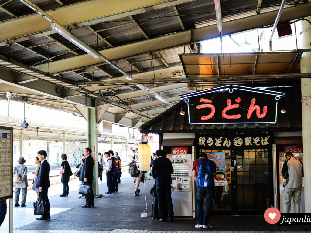 Ein Nudelsuppen-Restaurant für ekisoba und ekiudon am Bahnsteig in Hiroshima.