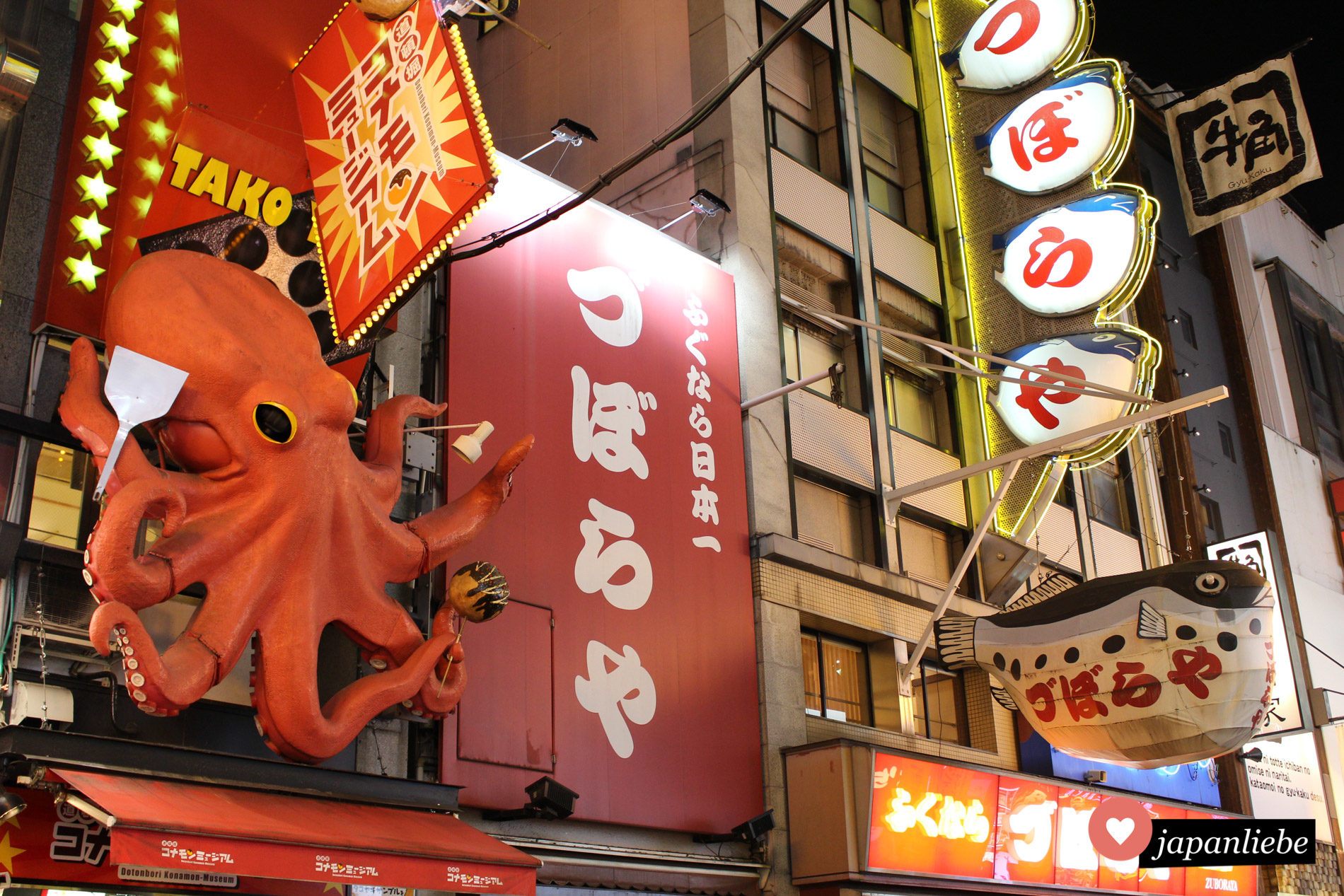 Ōsakas Dōtonbori erkennt man sofort an den kreativen Werbedisplays für lokale Spezialitäten wie takoyaki und fugu.