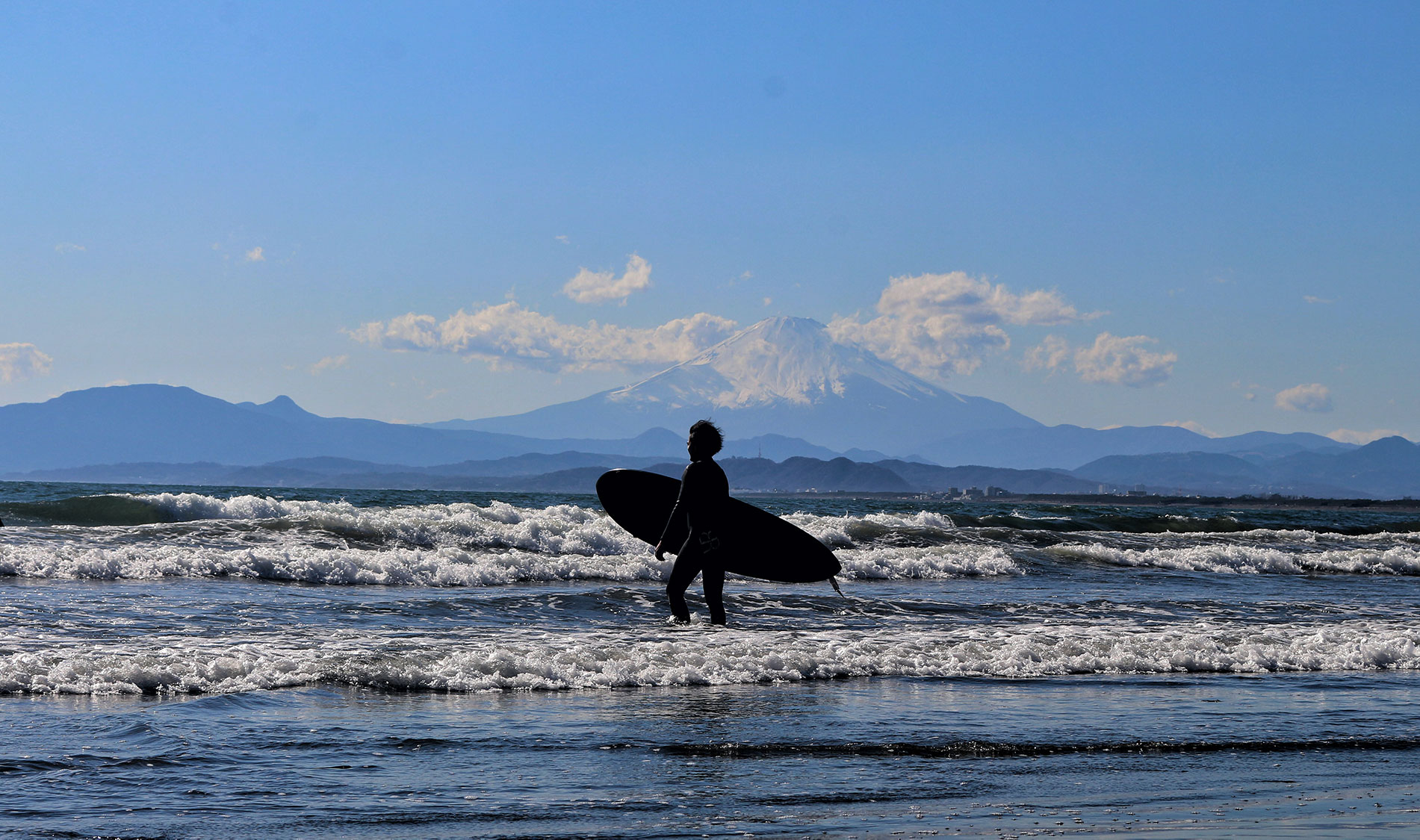 Im Sommer verwandeln sich Japan Strände in ein Paradies für Surfer. 8Foto Ye Linn Wai auf unsplash https://unsplash.com/photos/Z5Pu-eFSq5w)
