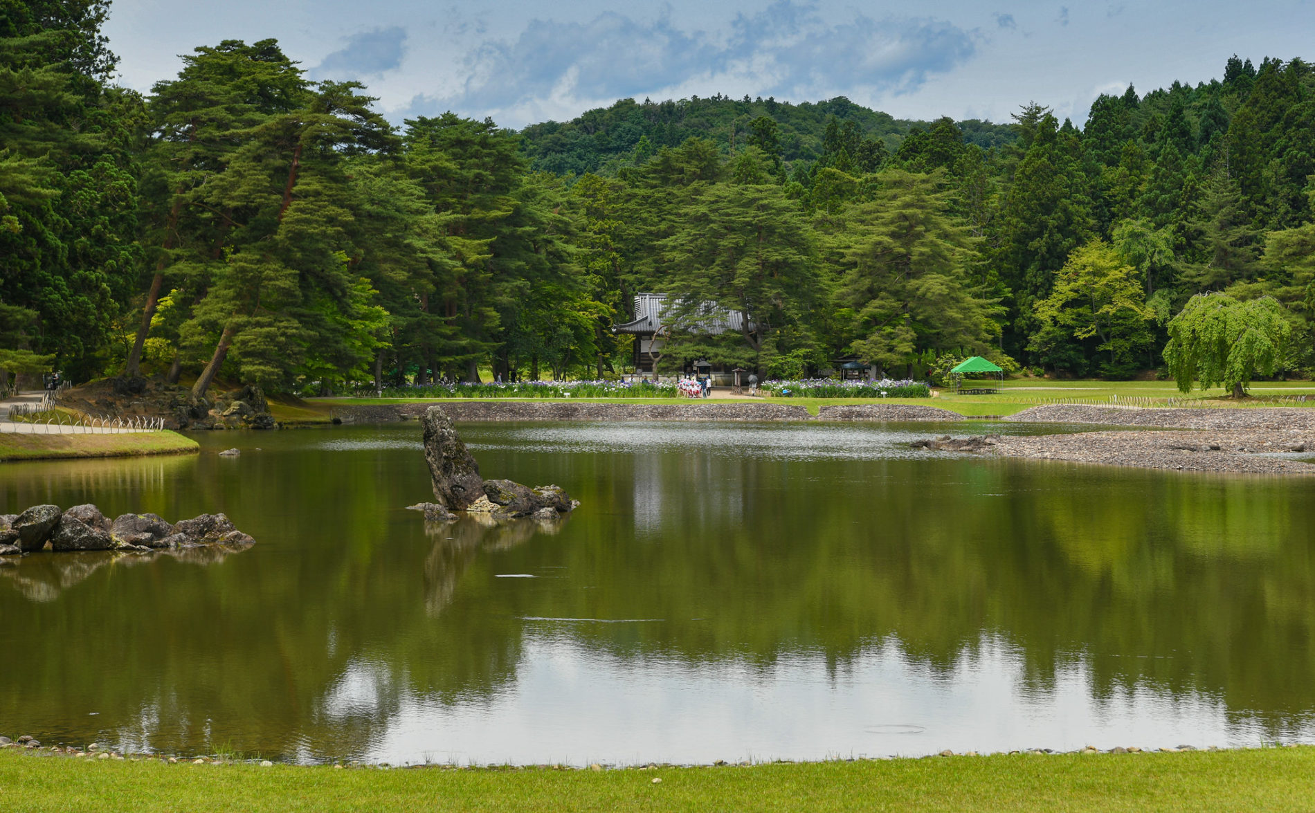 Einer der ehemals vier Reines-Land-Gärten in Hiraizumi, seit 2011 eine UNESCO Kulturerbestätte. (Foto: https://www.flickr.com/photos/xiquinho/43878394154/)