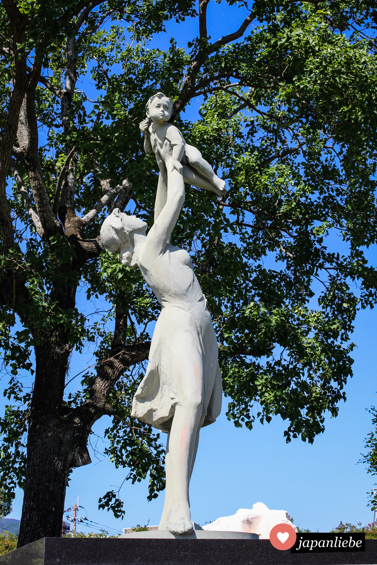 Die Figur "Hymne an das Leben" wurde von Italien an den Friedenspark in Nagasaki gespendet.