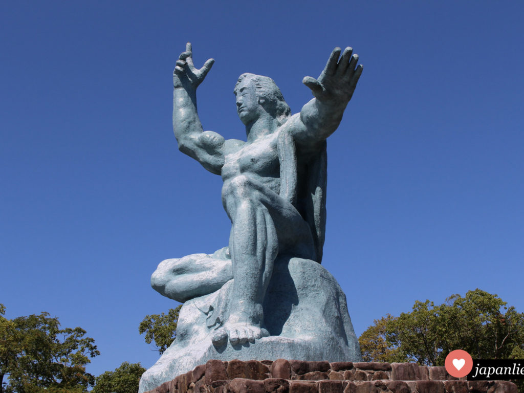 Mahnmal im Friedenspark Nagasaki: die Statue des Friedens von Bildhauer Seibou Kitamura.
