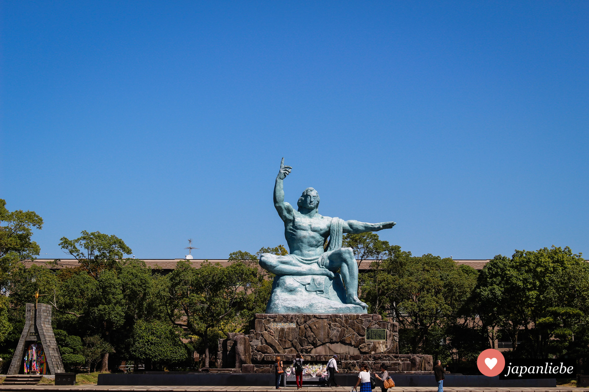 10 Meter hoch mahnt die Statue des Friedens in Nagasaki über den Peace Park. Die eine Hand deutet auf die Gefahr von oben, die andere hebt sich schützend über die Welt.
