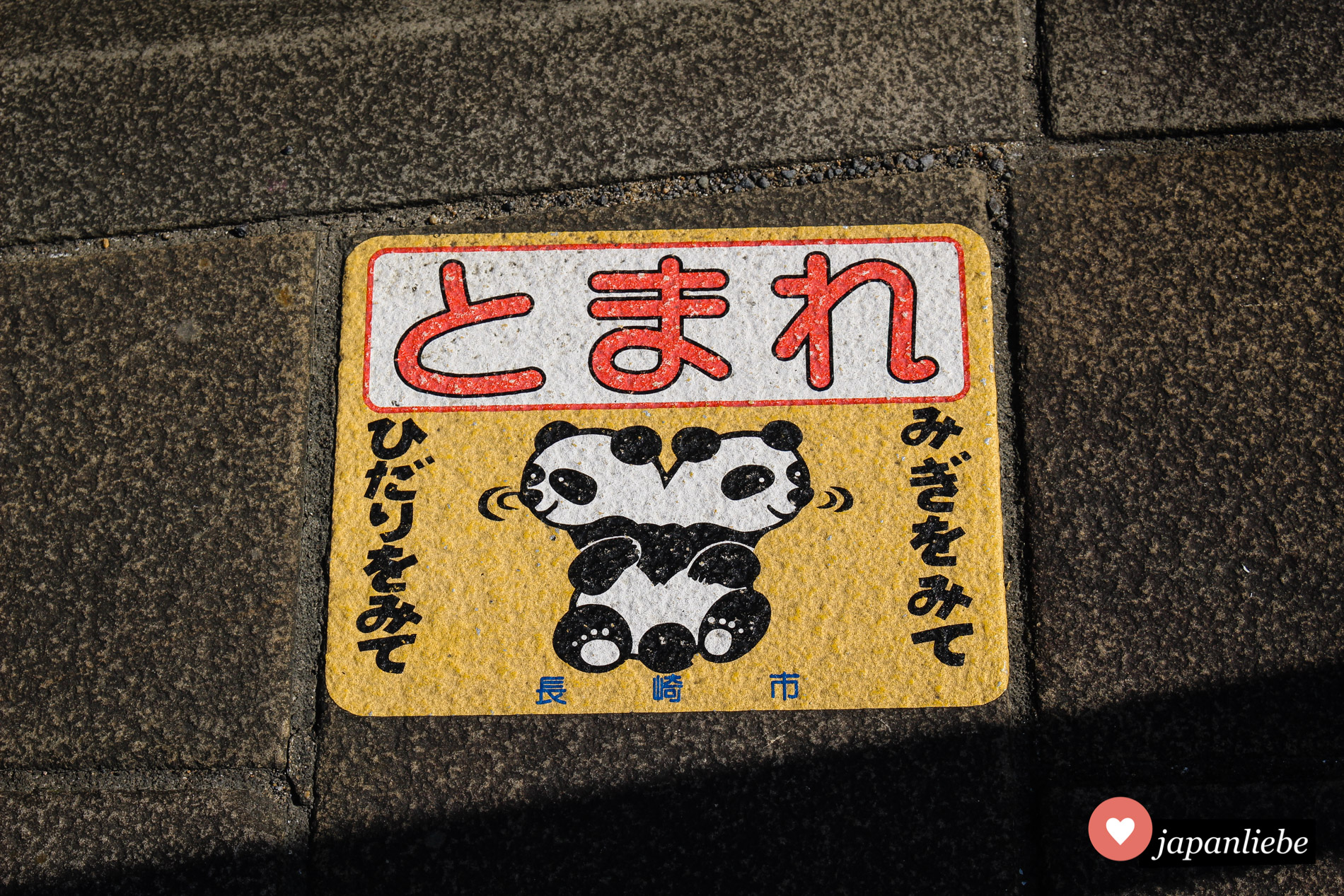 Im Straßenverkehr rund um Nagasakis Chinatown weißen Pandabären dazu an, an gefährlichen Stellen stehenzubleiben.