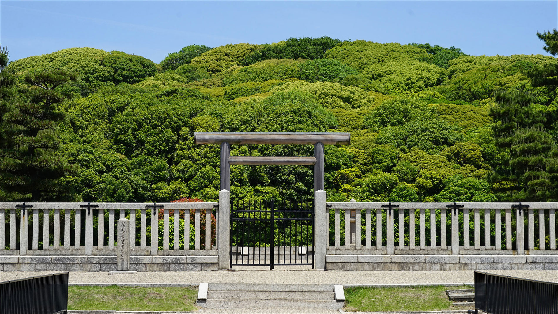 Das Hügelgrab des Nintoku-Kaisers ist weniger eindrucksvoll, wenn man davor steht, als wenn man Bilder davon von oben sieht. (Foto: https://www.flickr.com/photos/dalbera/29157070688)