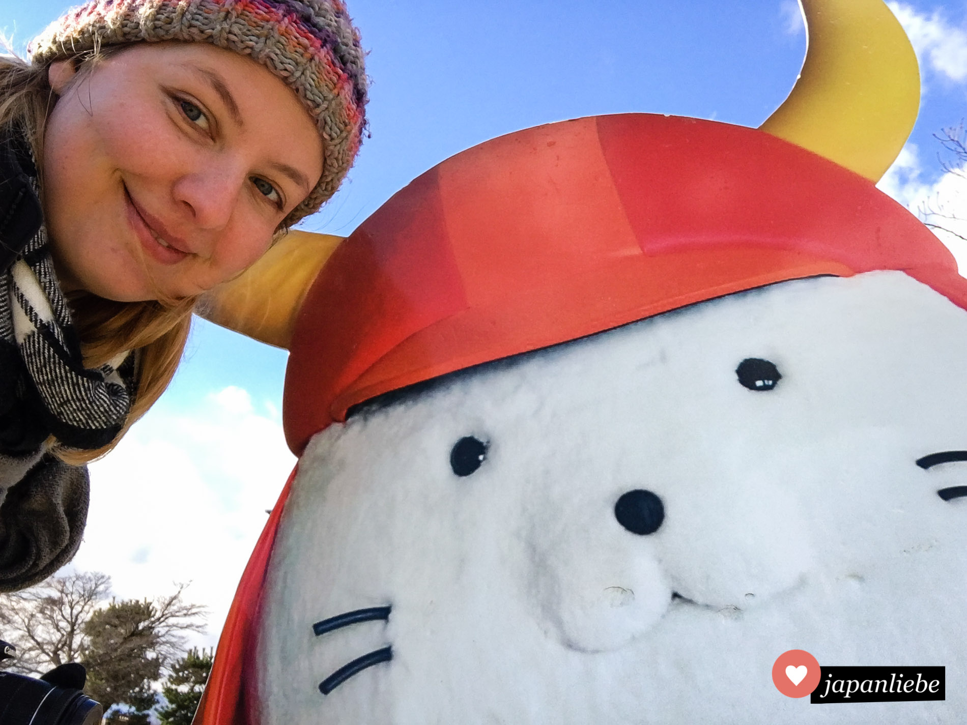 Ein Selfie mit Stadtmaskottchen Hikonyan an der Burg von Hikone.