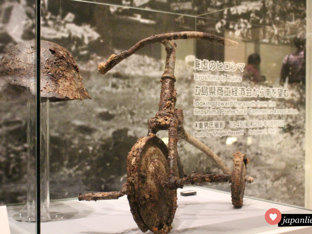 Der kleine Junge, dem dieses Dreirad gehörte, hat den Atombombenabwurf vom 6. August 1945 leider nicht überlebt. Sein Spielzeug steht als ewiges Mahnmal in Friedensmuseum Hiroshima.