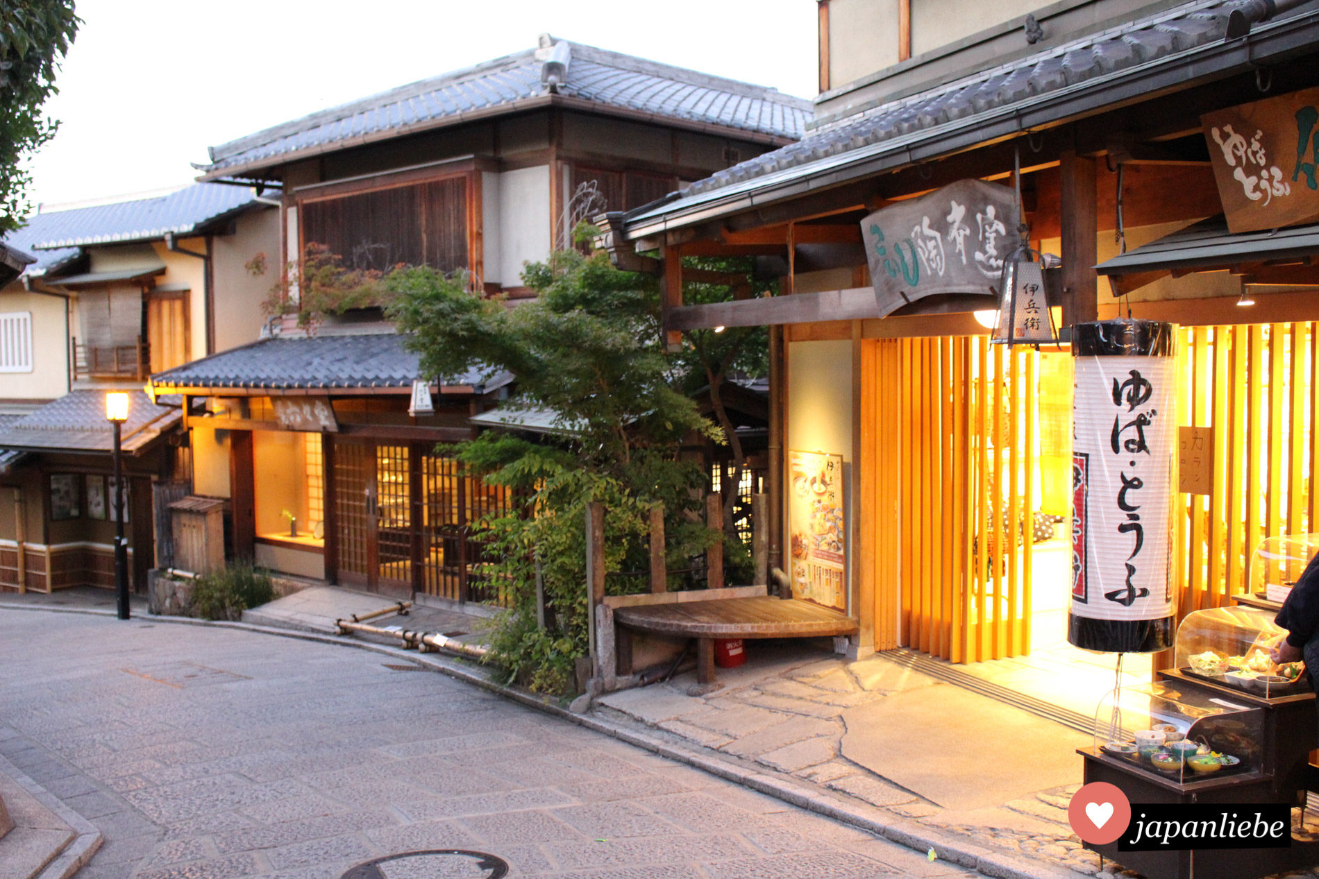 Eine der schönsten und berühmtesten Ecken Gions in Kyōto mit einem Spezialitätenrestaurant für Tofuhaut.