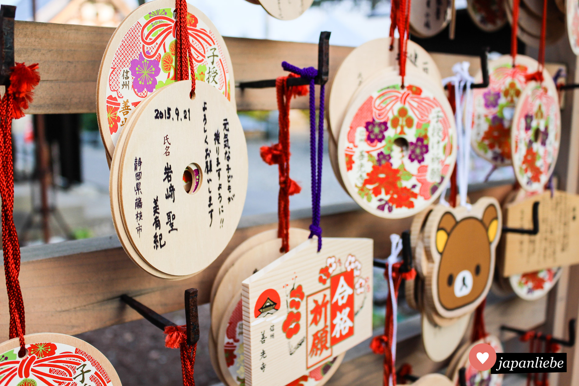 Diverse ema Wunschtafeln am Zenkō-ji Tempel in Nagano bitten für ein gesundes Kind oder das Bestehen einer Prüfung.