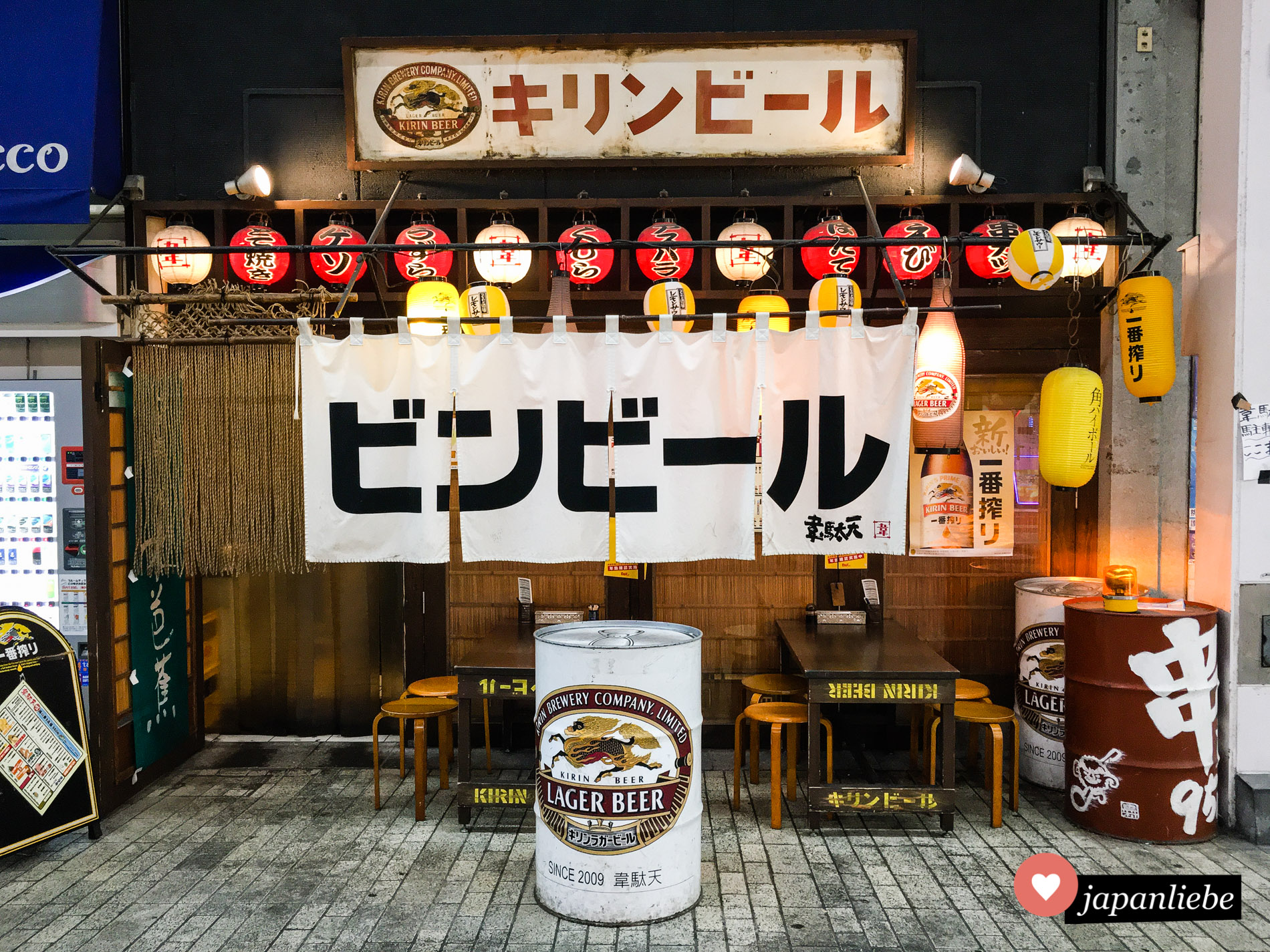In katakana Silbernschrift bewirbt diese Bar ganz groß Bier in der Flasche.
