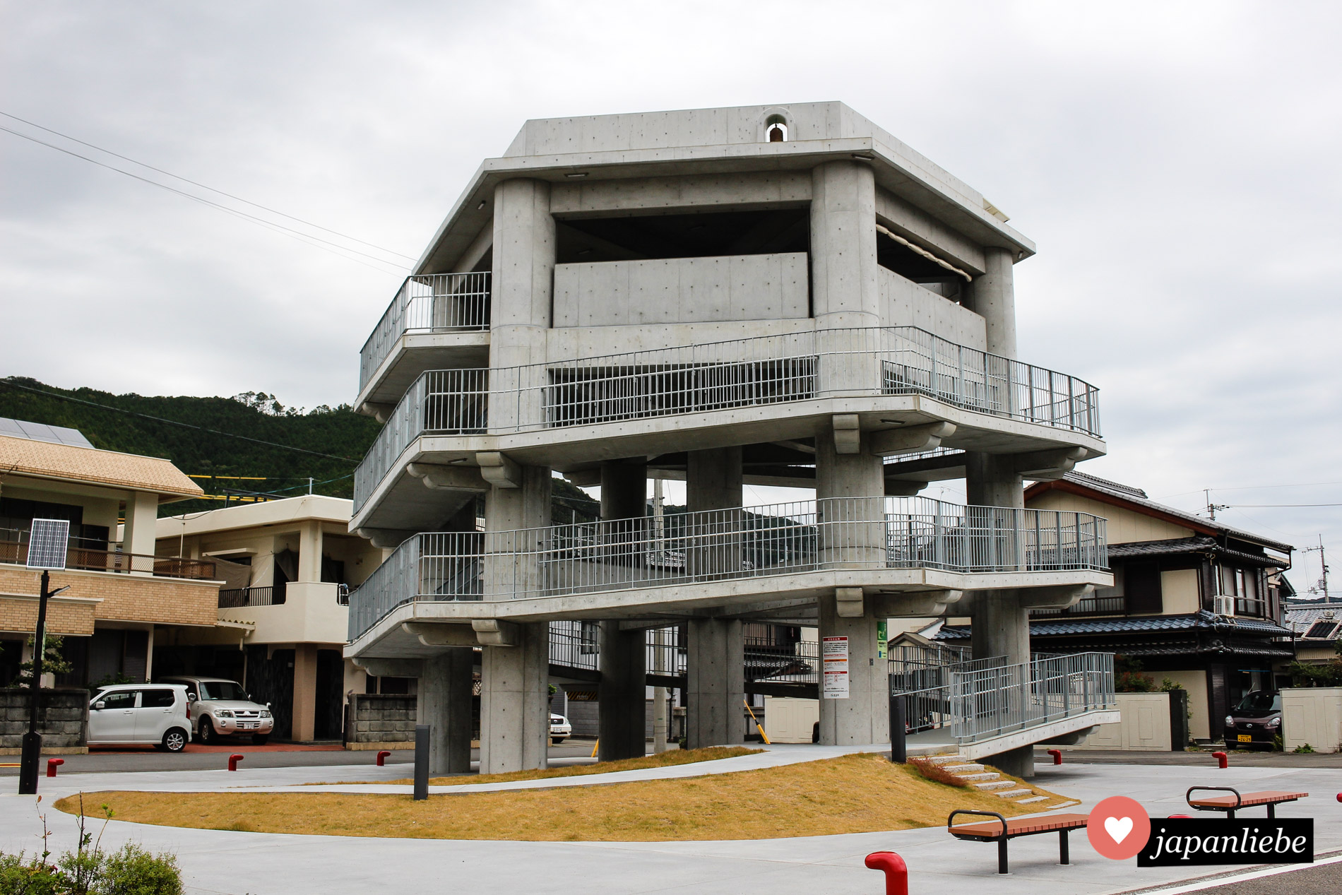 Ein Tsunami-Evakuierungsturm in der kleinen Stadt Hiwasa auf Shikoku.