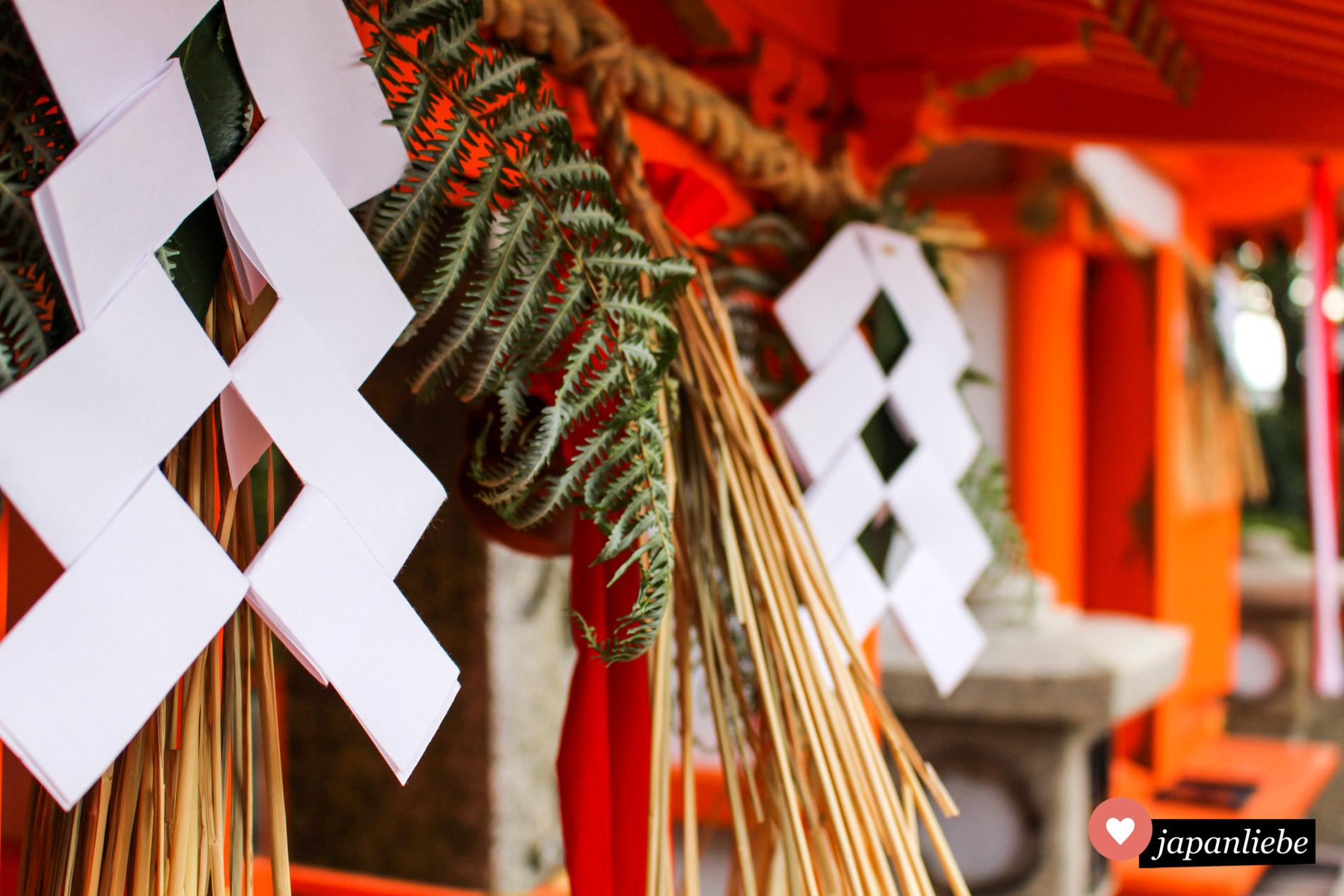 Viele shide am Fushimi Inari Taisha sind gefalten wie für die Verwendung an einem gohei Stab.