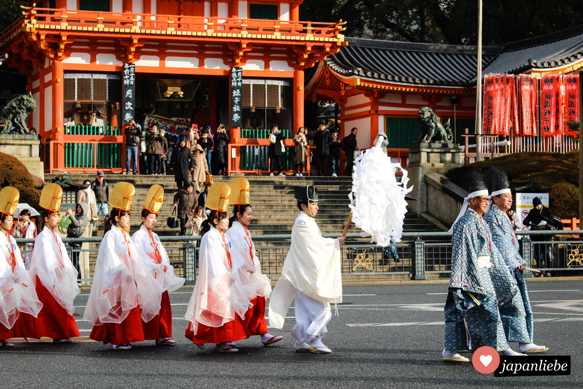 Umzug bei einem Schreinfest zu Ehren Ebisu in Kyōto.