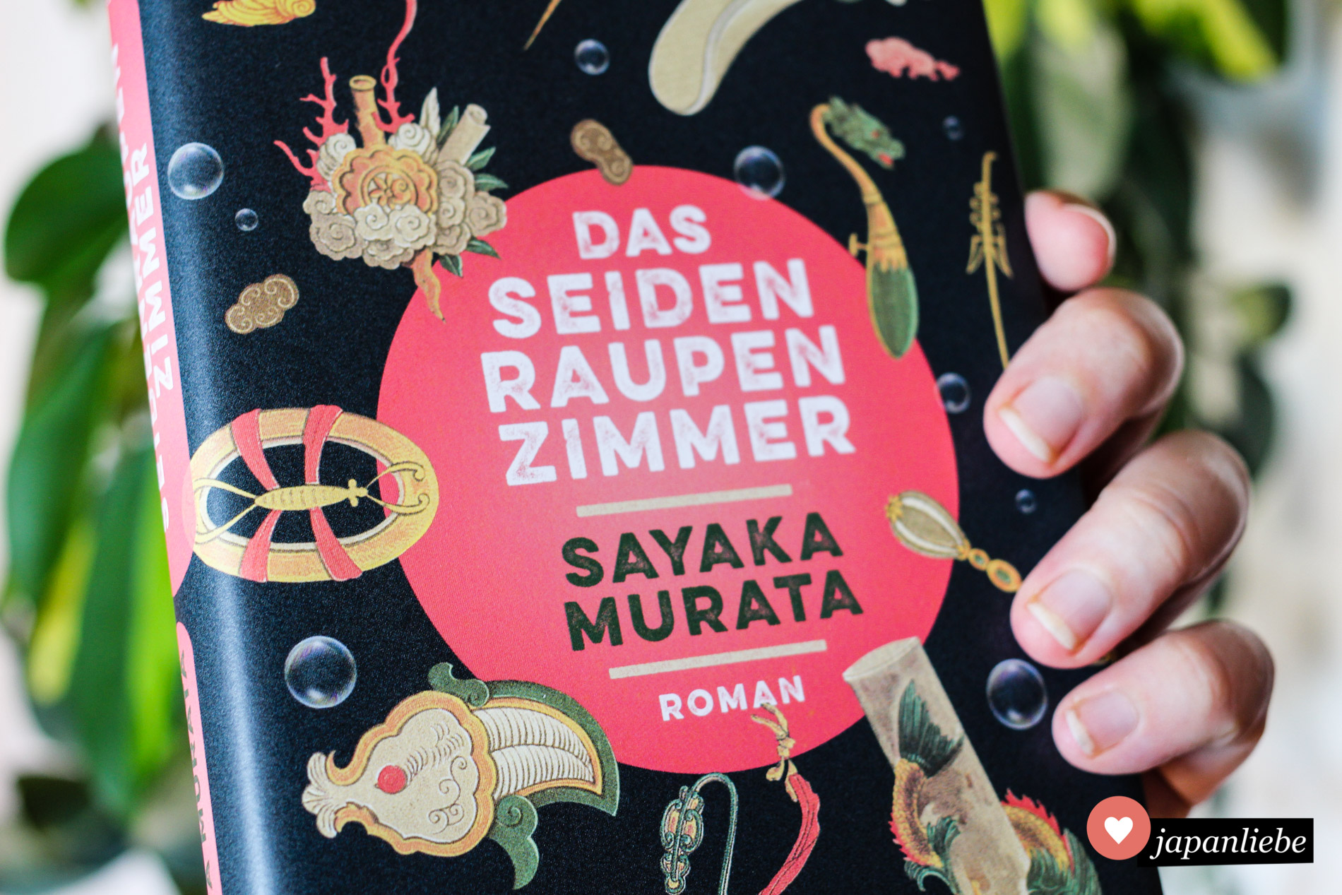 Der Aufbau Verlag hat "Das Seidenraupenzimmer" ein exotisch anmutendes Cover spendiert. Sieht nicht auf den ersten Blick japanisch aus, macht aber neugierig.