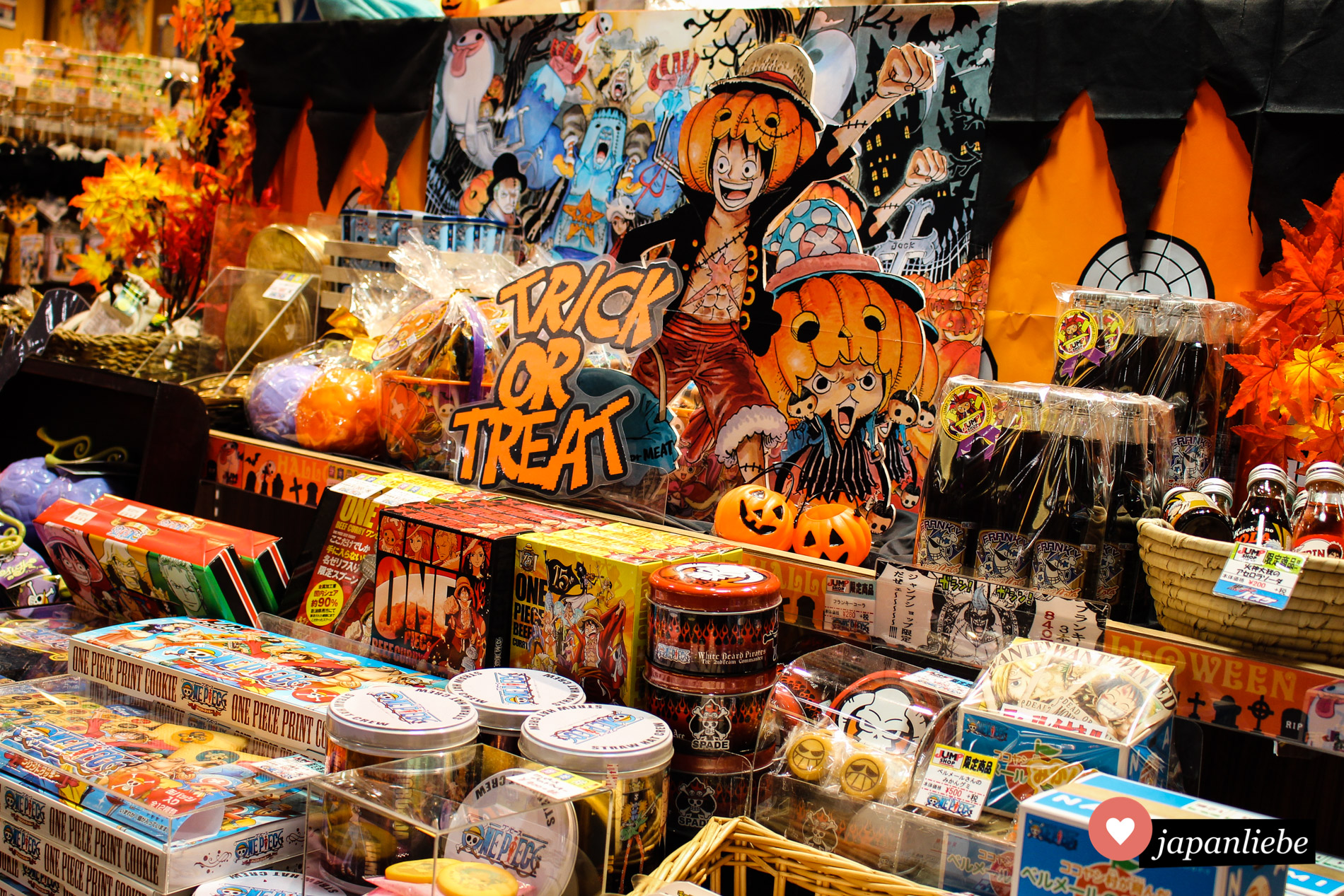 Halloween-Merchandise zur Manga- und Animeserie "One Piece" im Jump Shop in Canal City, Fukuoka.