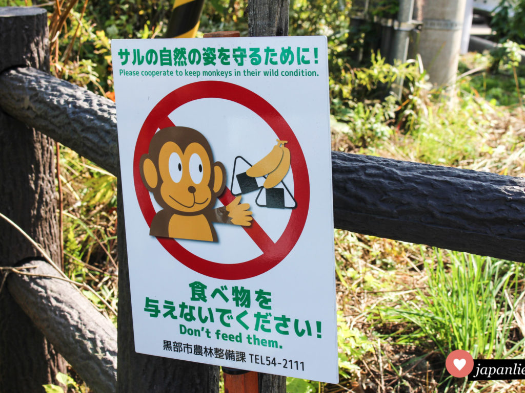 ein Hinweisschild in der Kurobe Schlucht bittet Besucher darum, keine wilden Affen zu füttern.