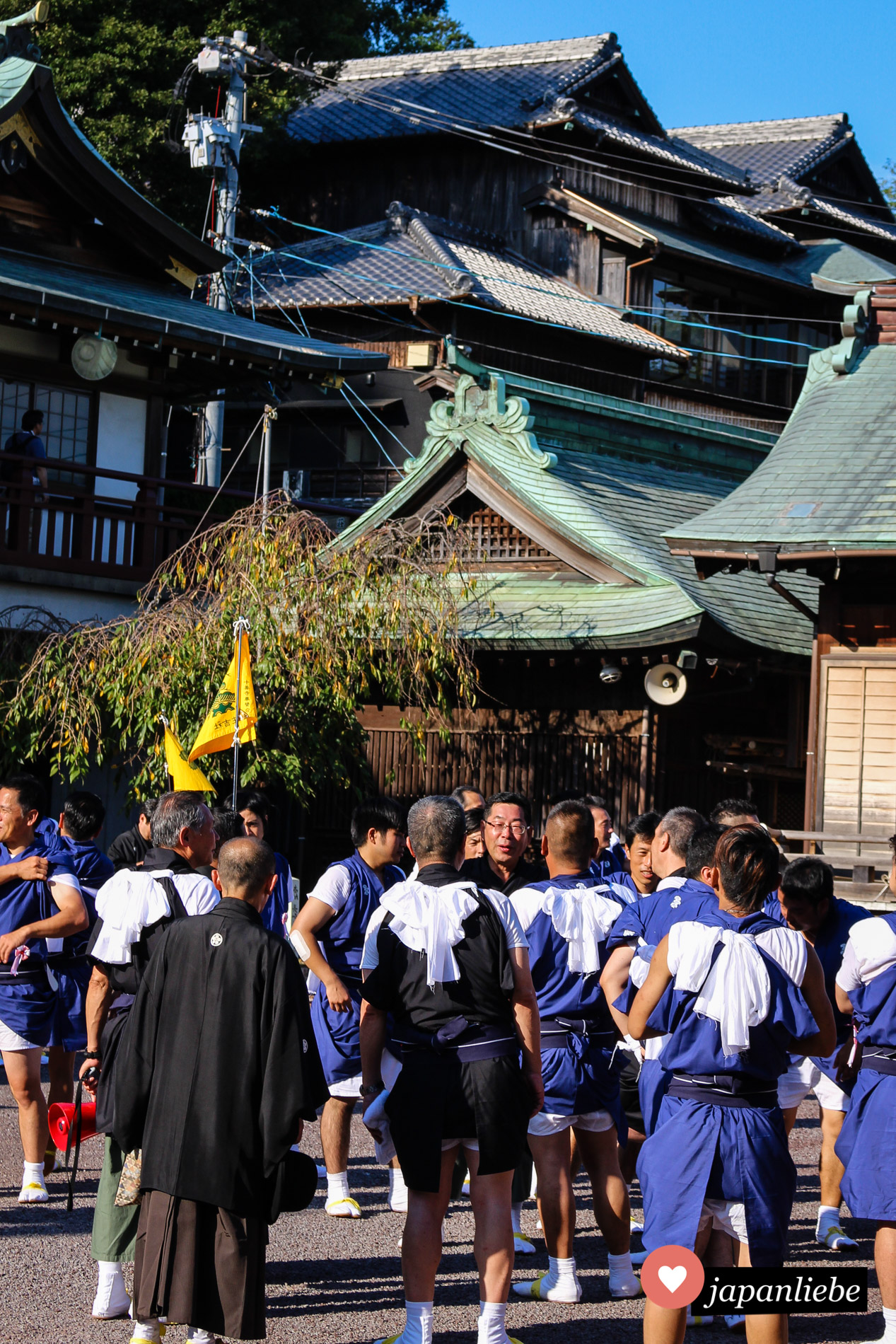 Die Träger der Schreinsänfte am Suwa Schrein in Nagasaki sind nach getaner Arbeit sichtlich erleichtert und erschöpft.