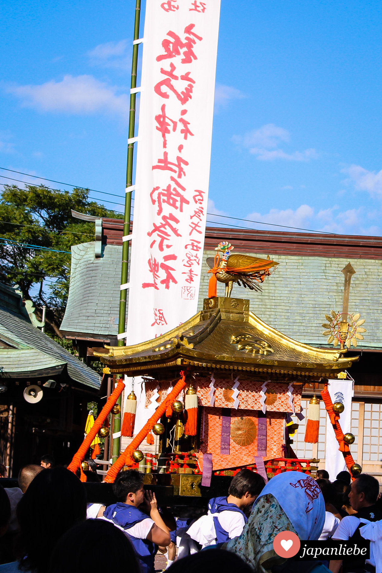 Die o-mikoshi Göttersänfte am Suwa Schrein in Nagasaki sieht aus wie ein prunkvolles Miniaturgebäude mit einem Phönix auf der Spitze.