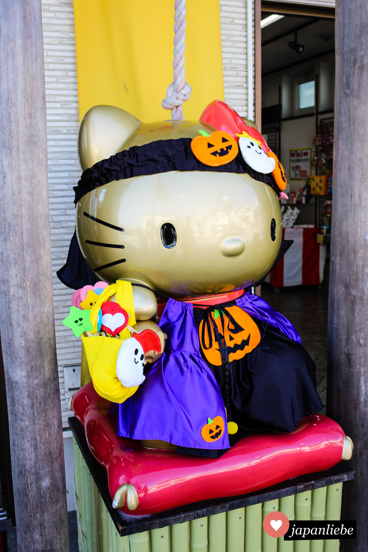 Eine goldene Hello-Kitty-Statue vor einem Geschäft in Nikkō Ende Oktober. Kostümiert versteht sich.