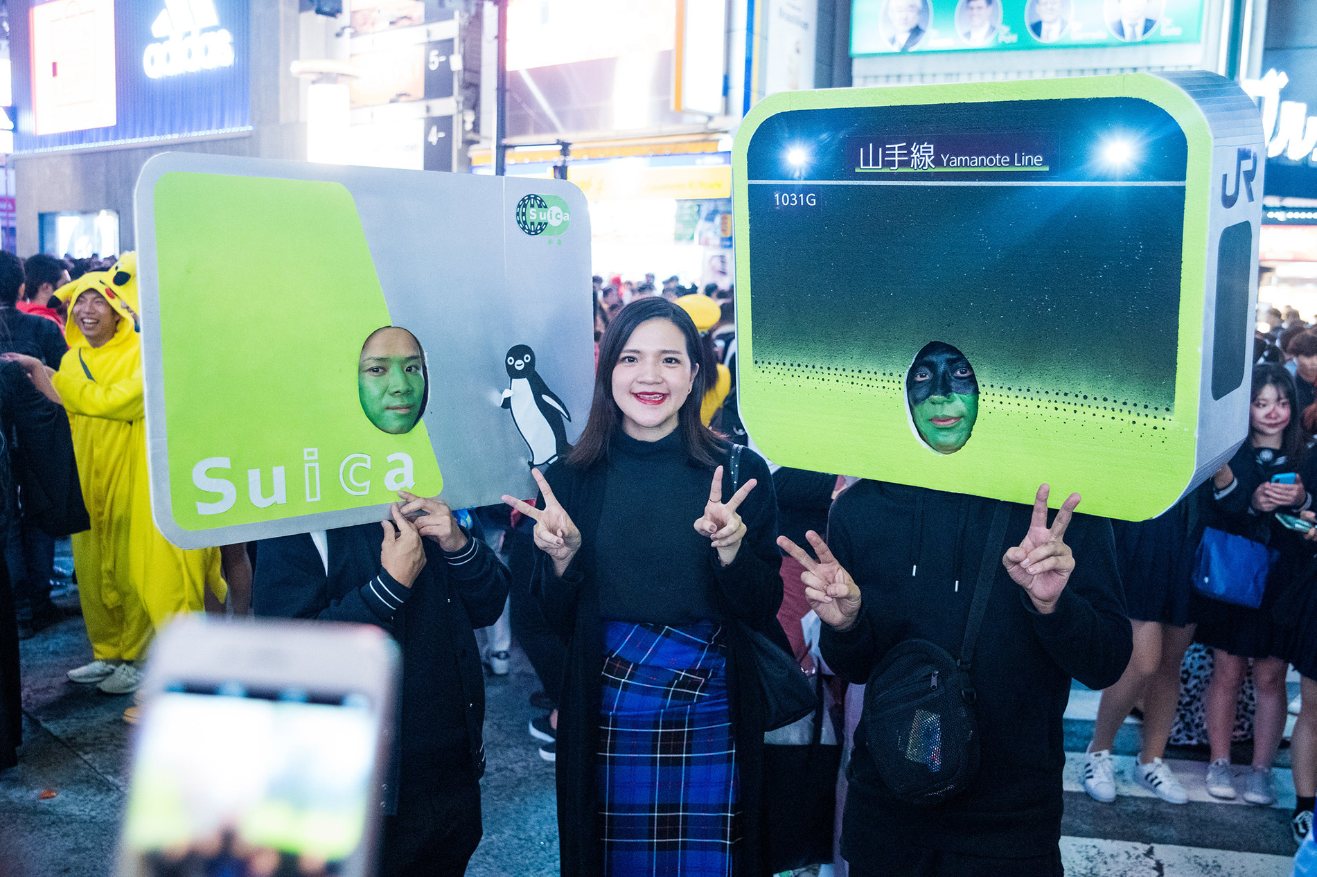 Wenn Kostüme, dann so richtig verrückt: Eine Suica-Card und Yamanote Line bei einer Halloween Party in Shibuya. (Foto: Dick Thomas Johnson auf Flickr CC BY 2.0)