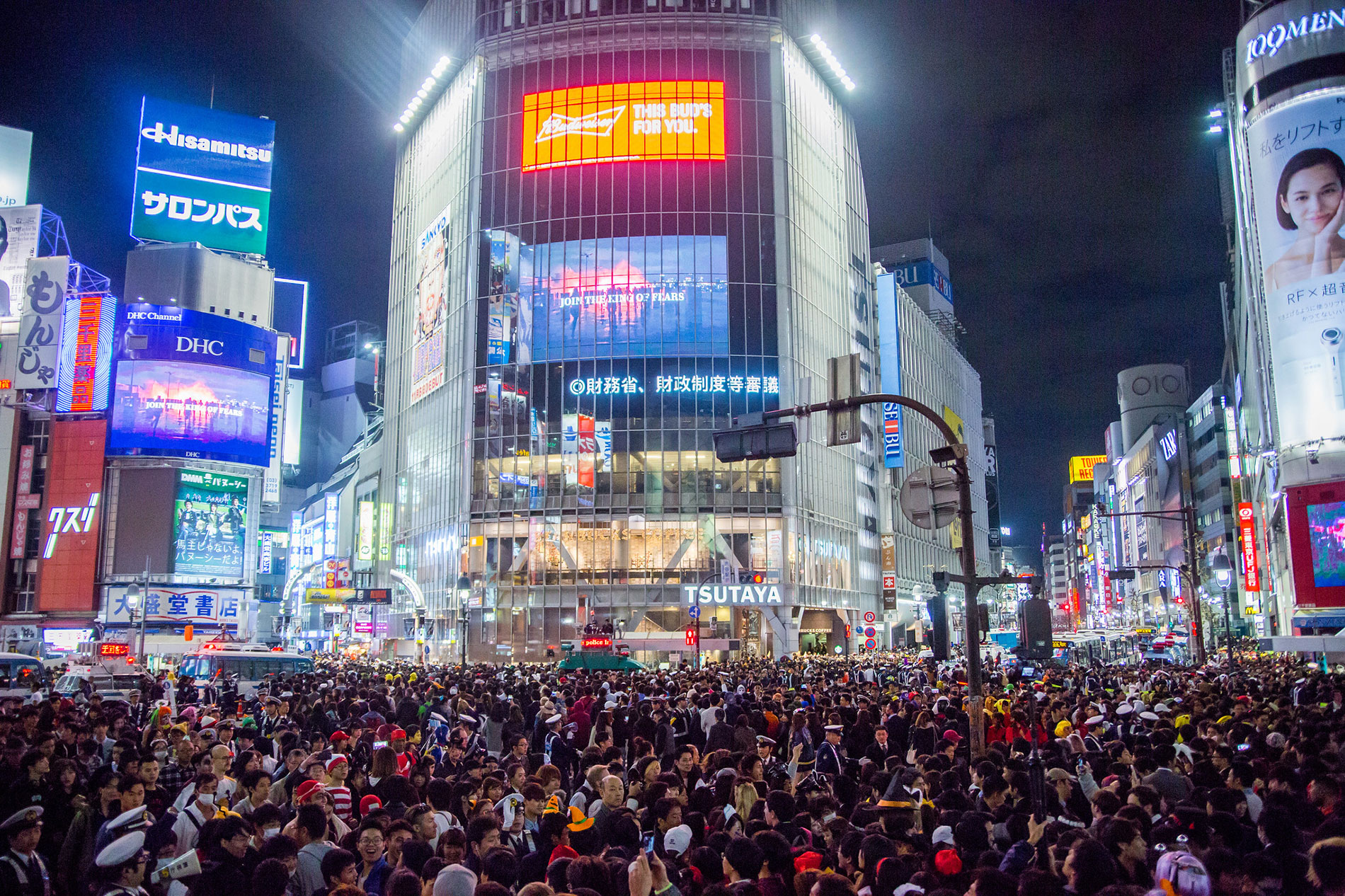 Die größte Halloween-Party in Japan findet alljährlich auf der Kreuzung in Tōkyōs Stadtteil Shibuya statt. (Foto: Dick Thomas Johnson auf Flickr CC BY 2.0)