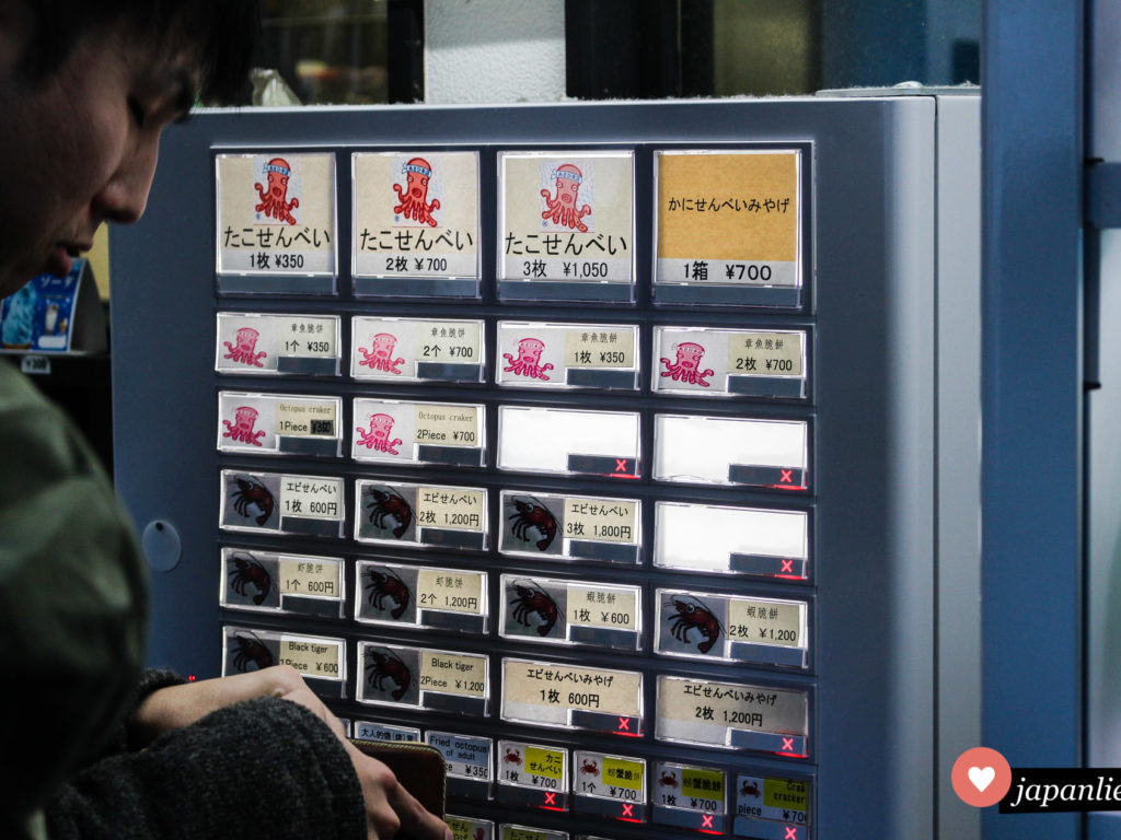 Um an diesem Laden auf Enoshima einen Reiscracker zu kaufen, löst man vorab ein Ticket an einem Automaten.