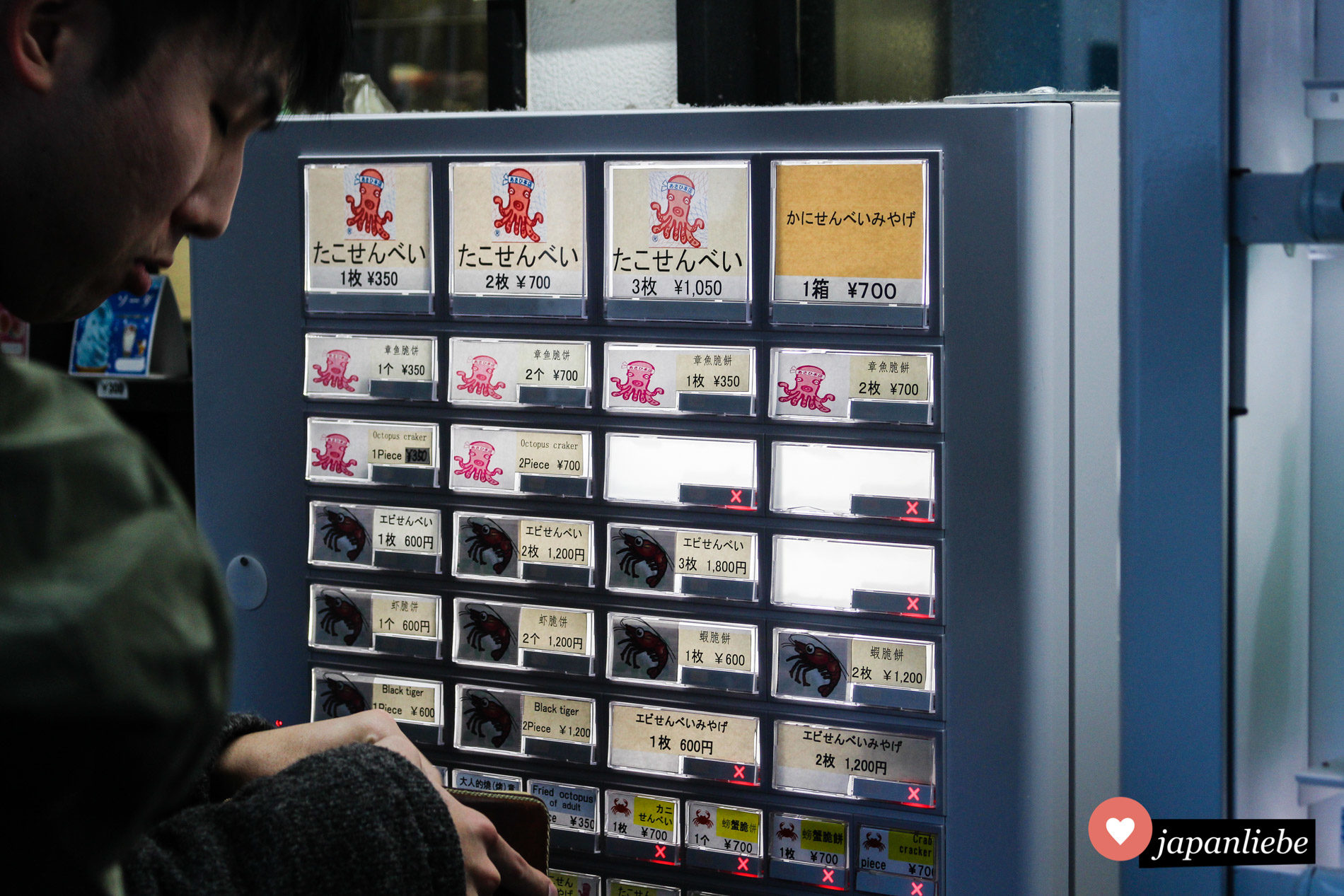 Um an diesem Laden auf Enoshima einen Reiscracker zu kaufen, löst man vorab ein Ticket an einem Automaten.