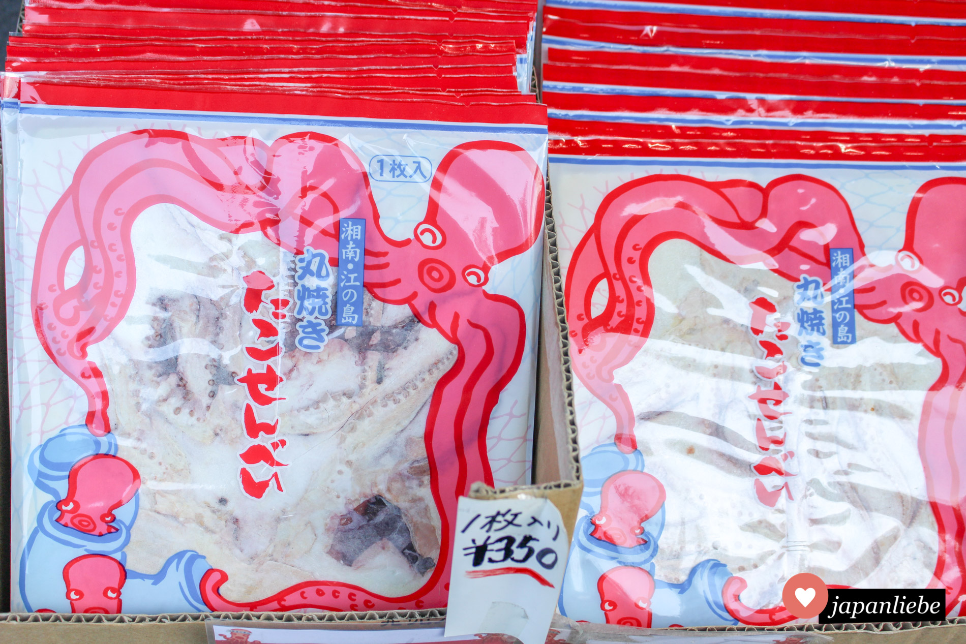 Enoshimas Spezialität Oktopus-Reiscracker abgepackt zum Mitnehmen für 350 Yen das Stück.