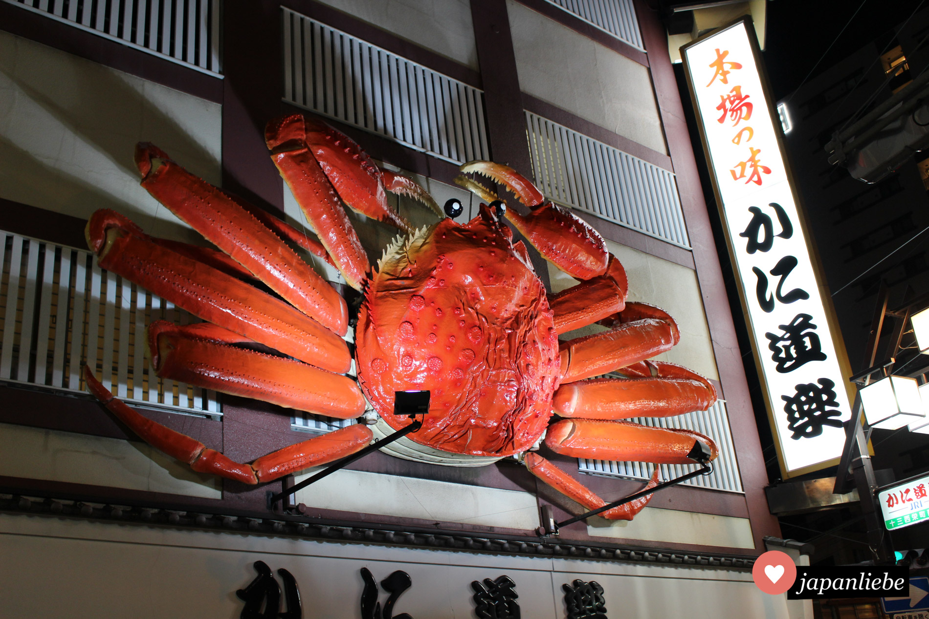Weltberühmt sind die sich bewegenden Krabben-Displays der Kani Doraku Restaurantkette.
