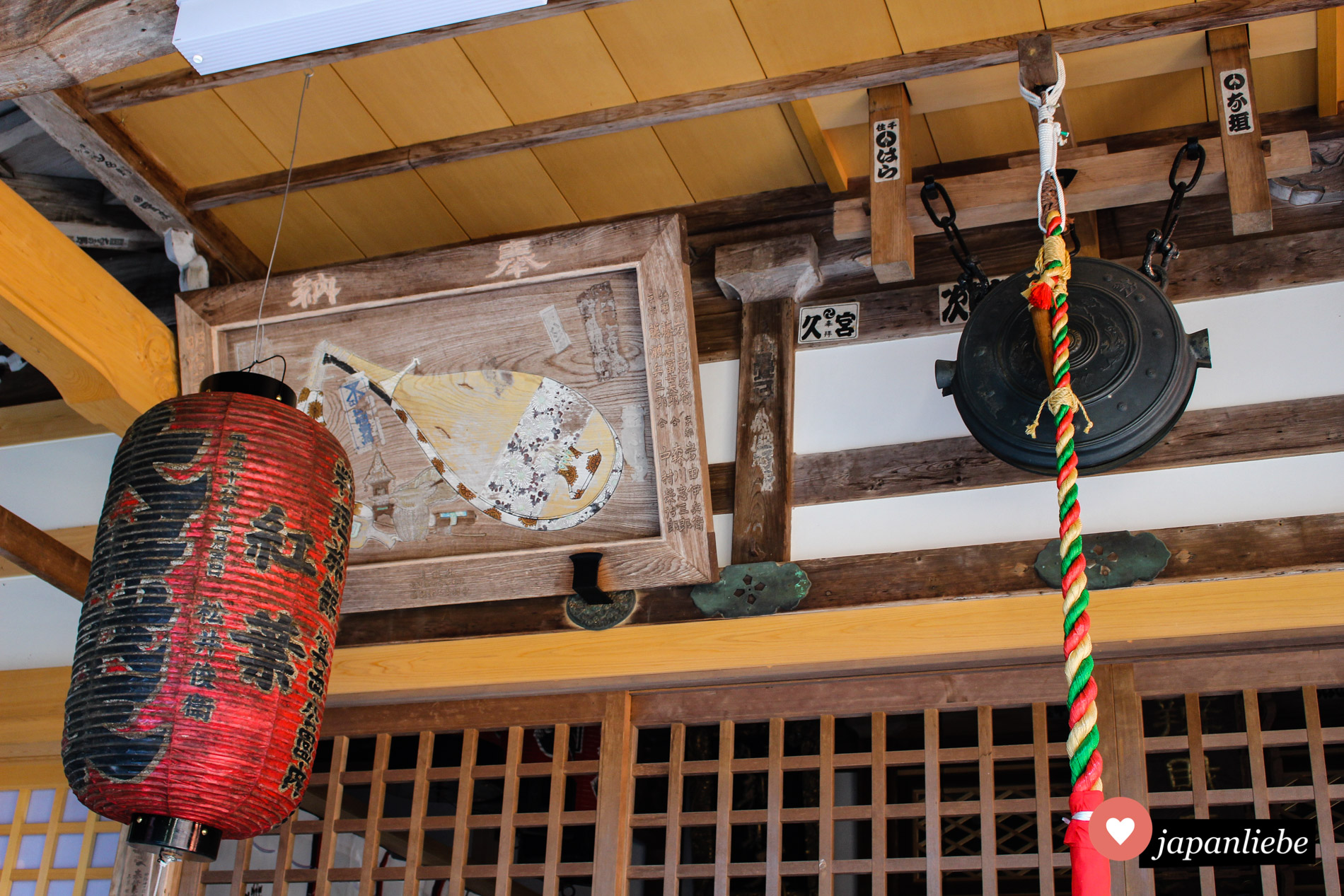 An der Benten-dō Halle des Ryuan-ji Tempels im Minoo Park sind einige senjafuda Pilger-Namensaufkleber an ganz besonderen Stellen zu finden.