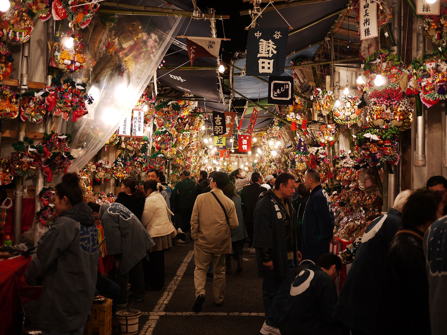 Bunt, laut, lebendig wird es in Tōkyō zur Tori no ichi Messe, bei der Geschäftsleute isch mit glücksbringern fürs nächste Jahr eindecken. (Foto: Yoshikazu Takada auf Flickr https://flic.kr/p/7f92ch CC BY 2.0)