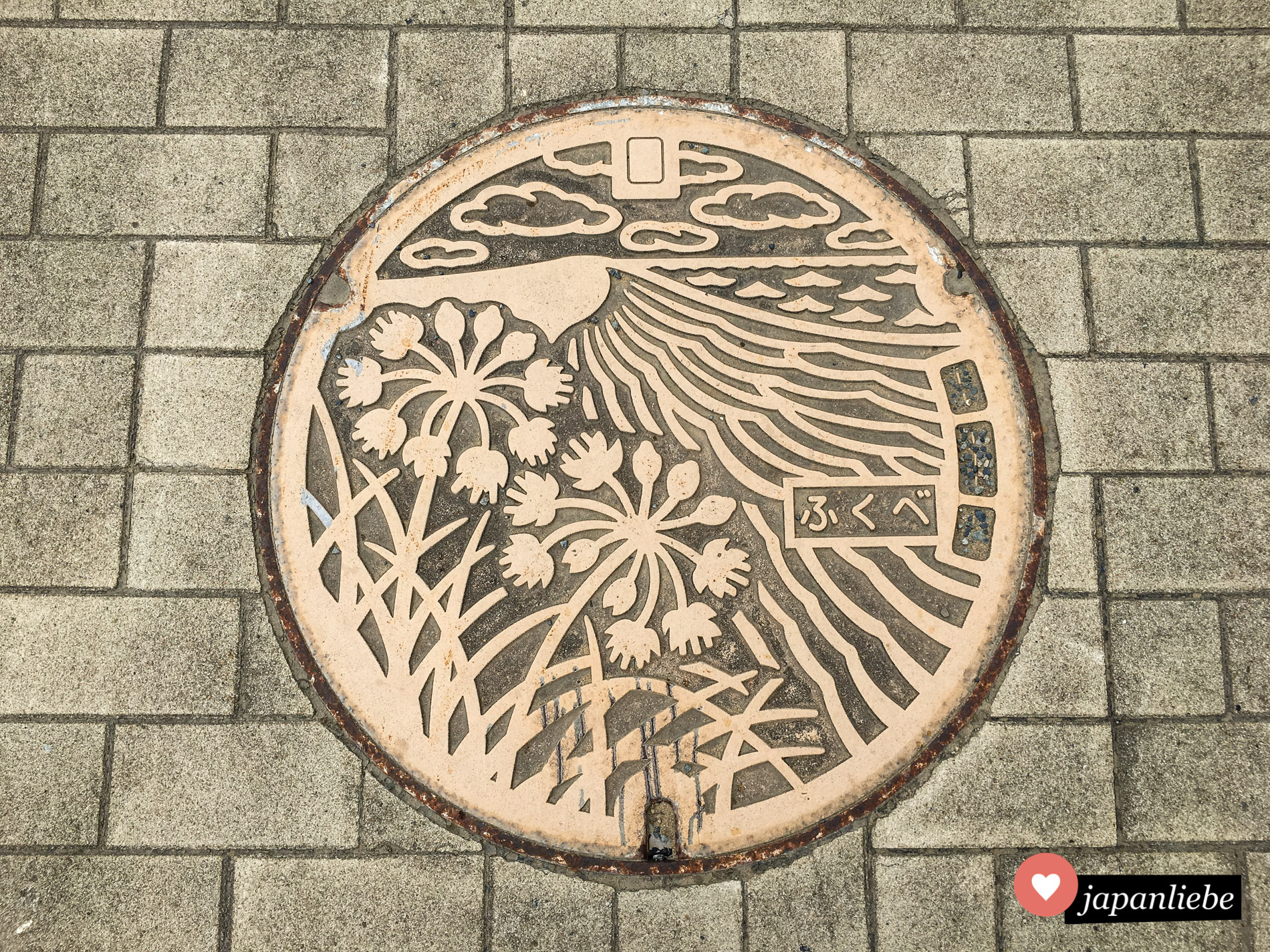 Japan hat so viel wunderschöne Natur zu bieten. Dieser Kanaldeckel der Gemeinde Fukube zeigt Tottoris faszinierende Sanddünen.