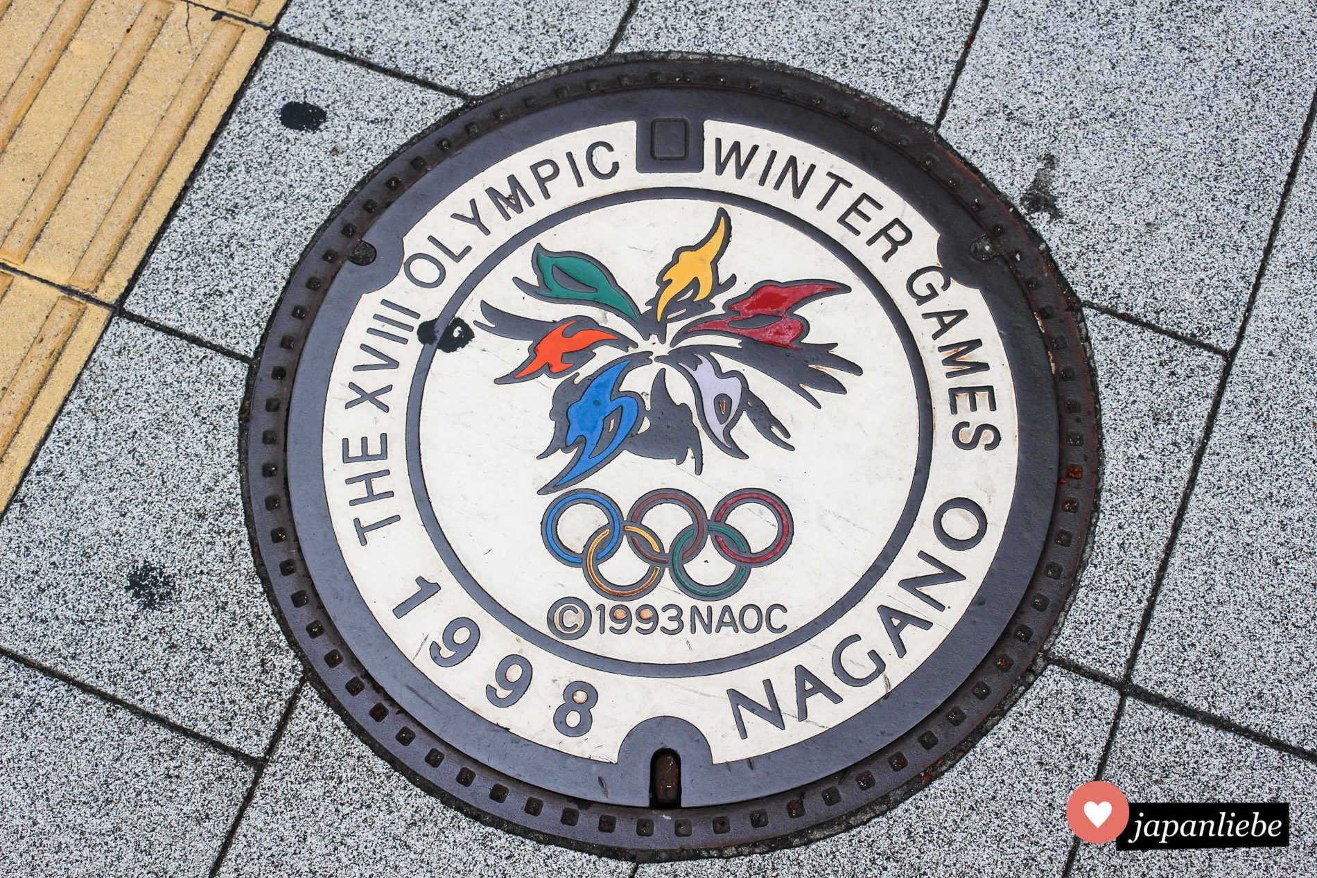 Noch immer erinnern farbige Kanaldeckel an die Olympischen Winterspiele 1998 in Nagano.