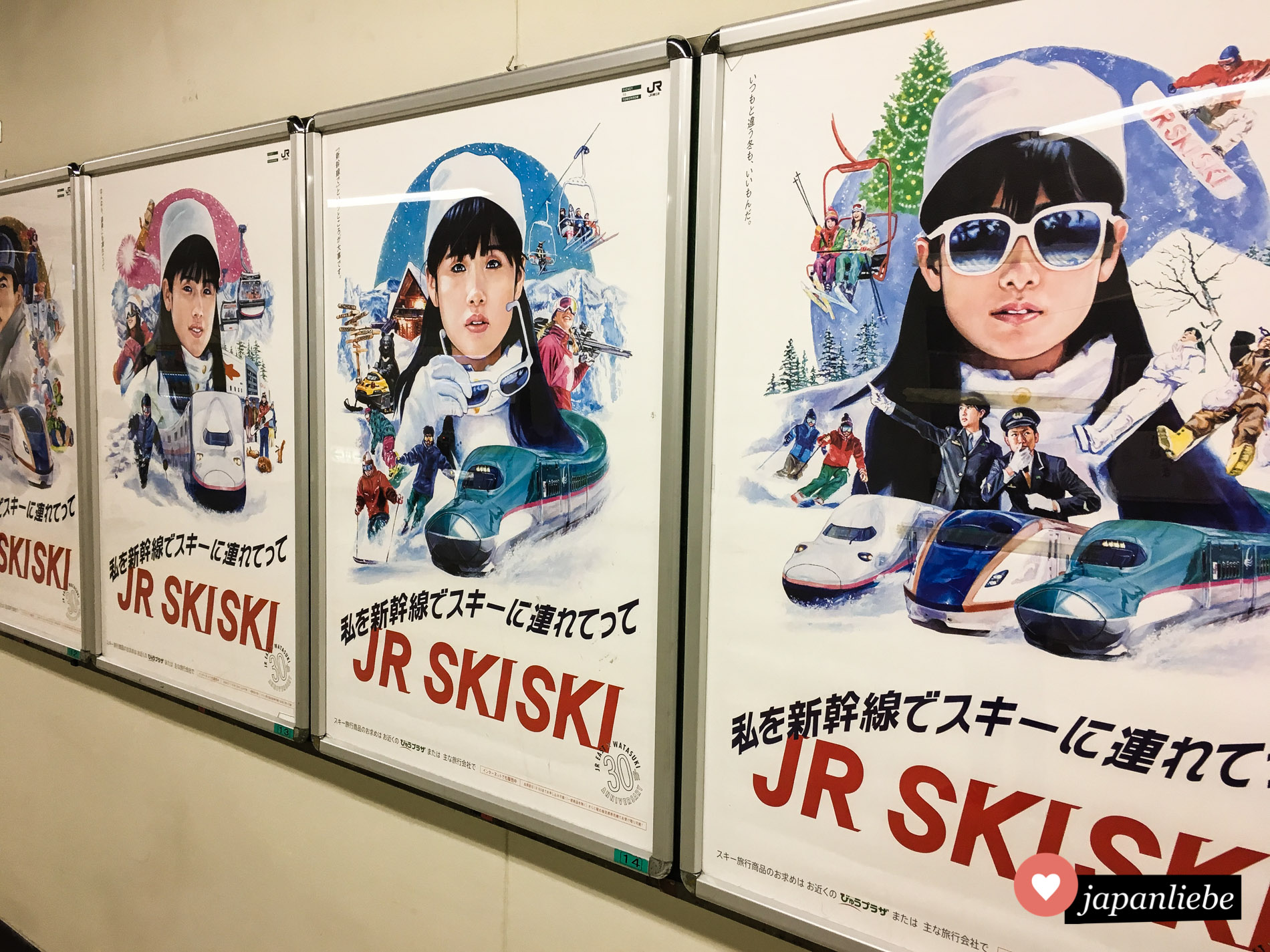 Die japanische Bahngesellschaft JR bewirbt mit Plakaten für die SkiSki-Kampagne.