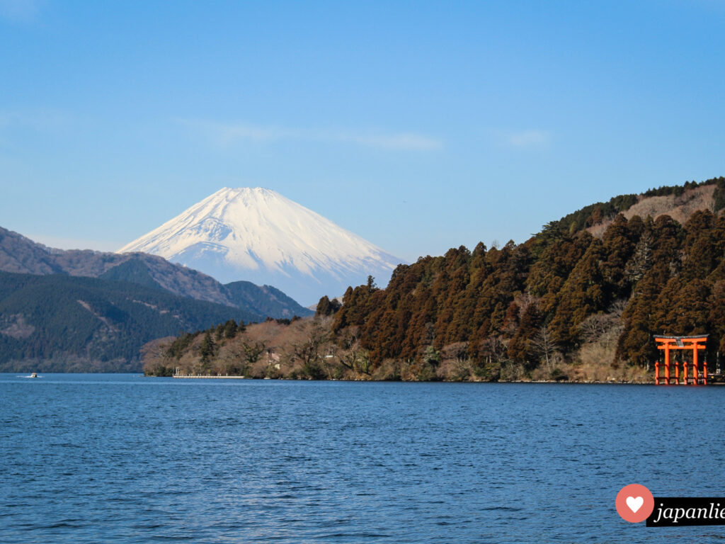 Japan in einem Bild: der Fuji und das rote torii des Hakone-Schreins am Ashi-See.