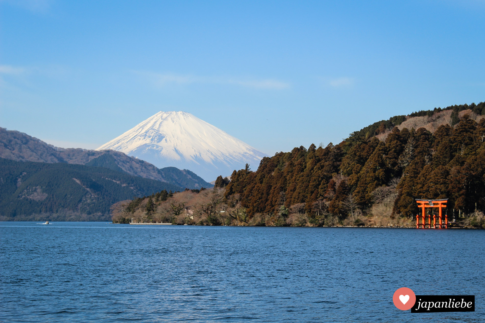 Japan in einem Bild: der Fuji und das rote torii des Hakone-Schreins am Ashi-See.