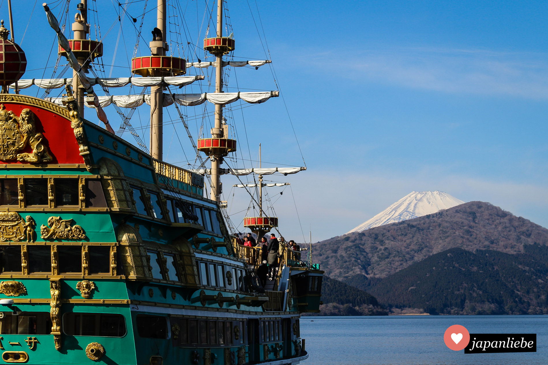 Eines der kitschigen Piratenschiffe, die auf dem Ashi-See für Touristen verkehren, vor dem Fuji.