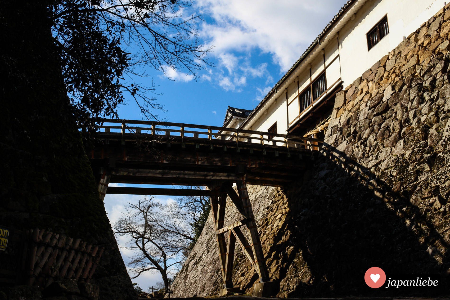 Schlau gelöst: die Holzbrücke ließ sich bei einem feindlich Angriff leicht zum Einstürzen bringen.