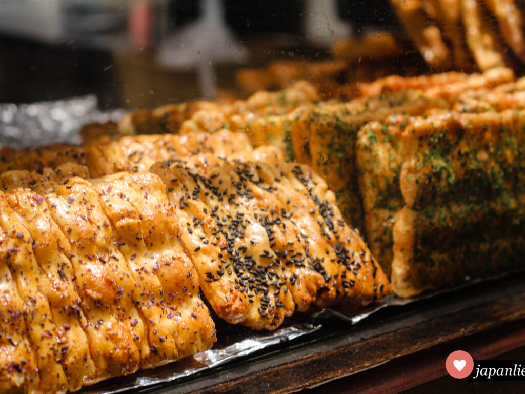 Ein traditioneller Laden in der Dōgo Onsen Shōtengai verkauft handgemachte senbei Reiscracker in diversen Geschmacksrichtungen.