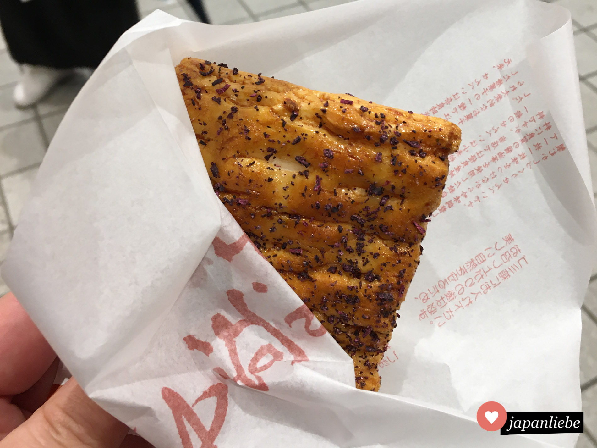 Leckerer und günstiger Snack auf die Hand: ein senbei Reiscracker mit shiso (Perilla) bestreut.