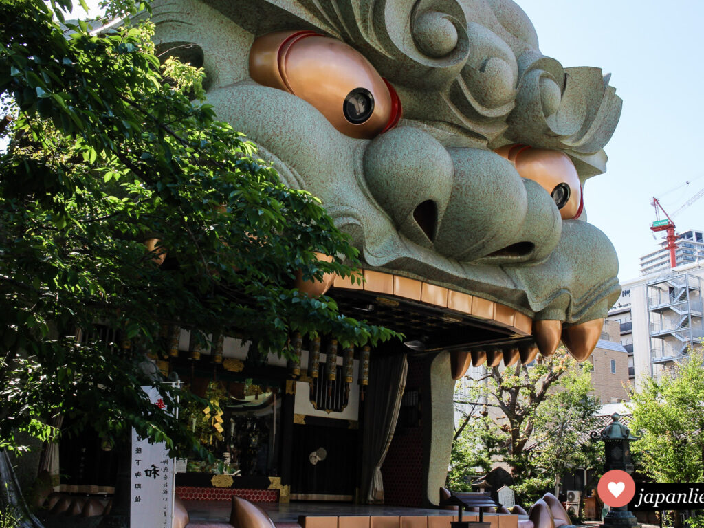 Der Namba Yasaka-Schrein in Ōsaka ist vor allem für seine Bühne in Form eines Löwenkopfs berühmt.