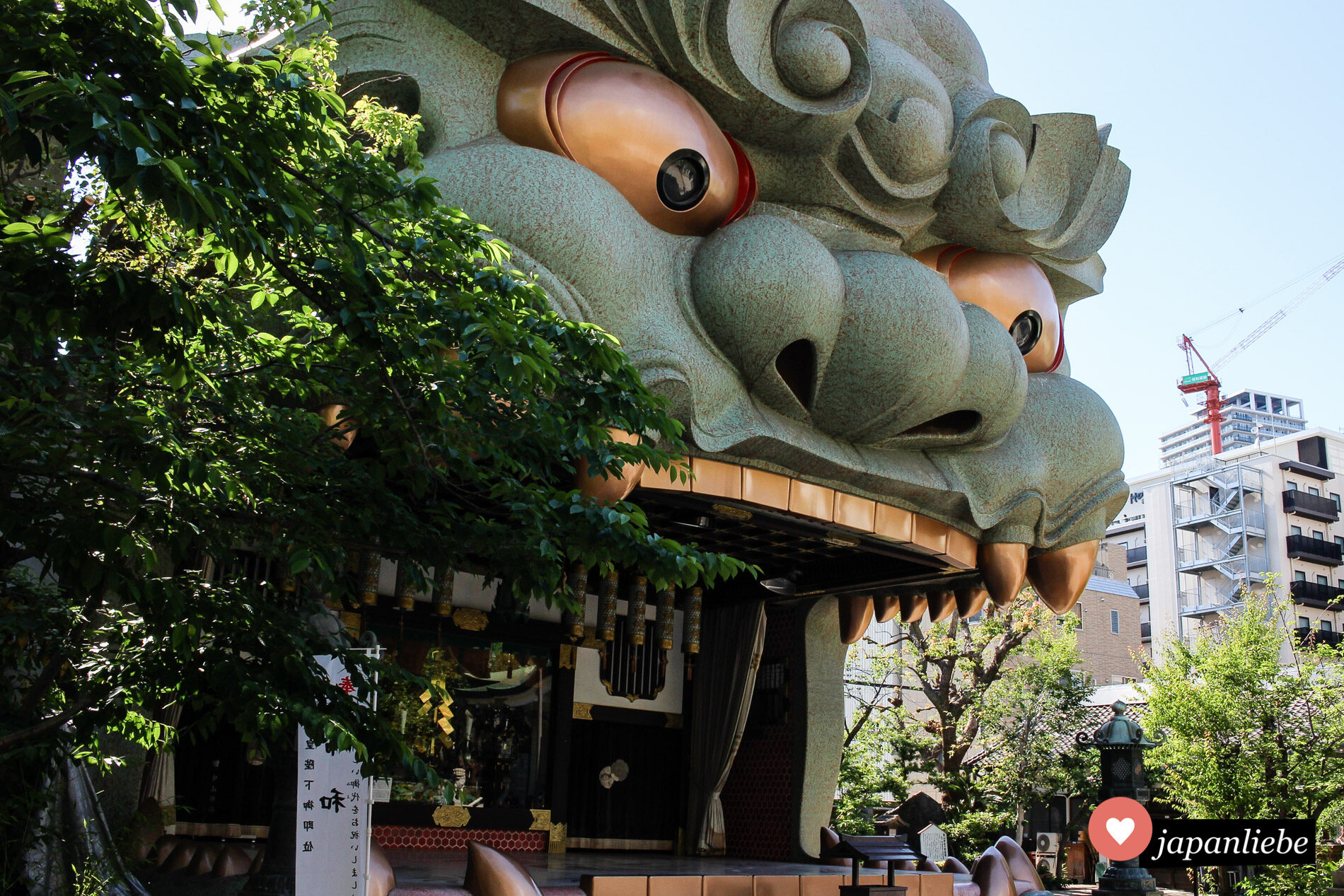 Der Namba Yasaka-Schrein in Ōsaka ist vor allem für seine Bühne in Form eines Löwenkopfs berühmt.