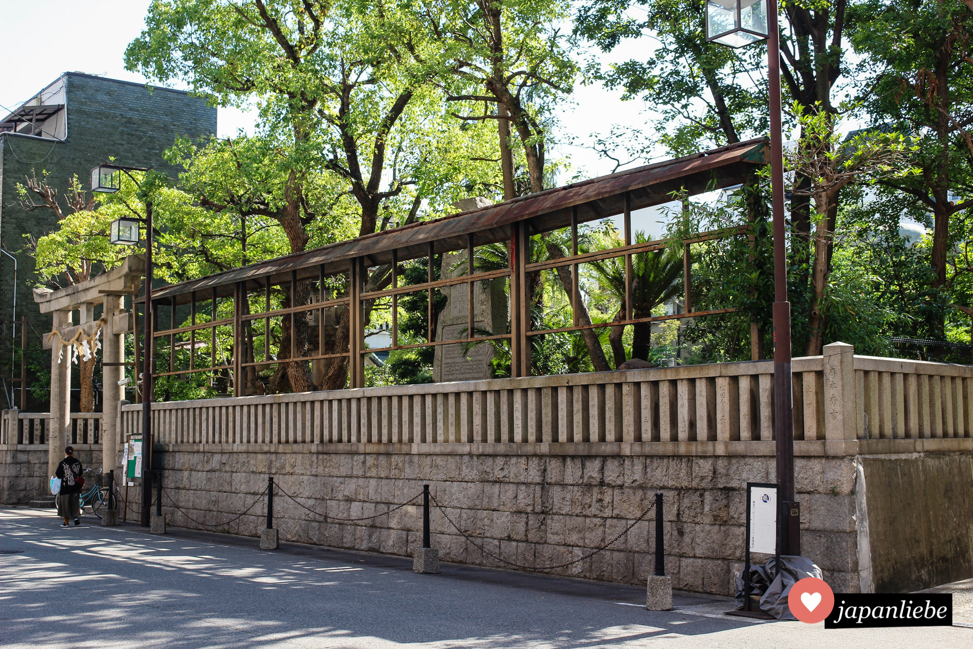 Eine gründe Oasa im Trubel von Ōsaka: der Namba Yasaka-Schrein.