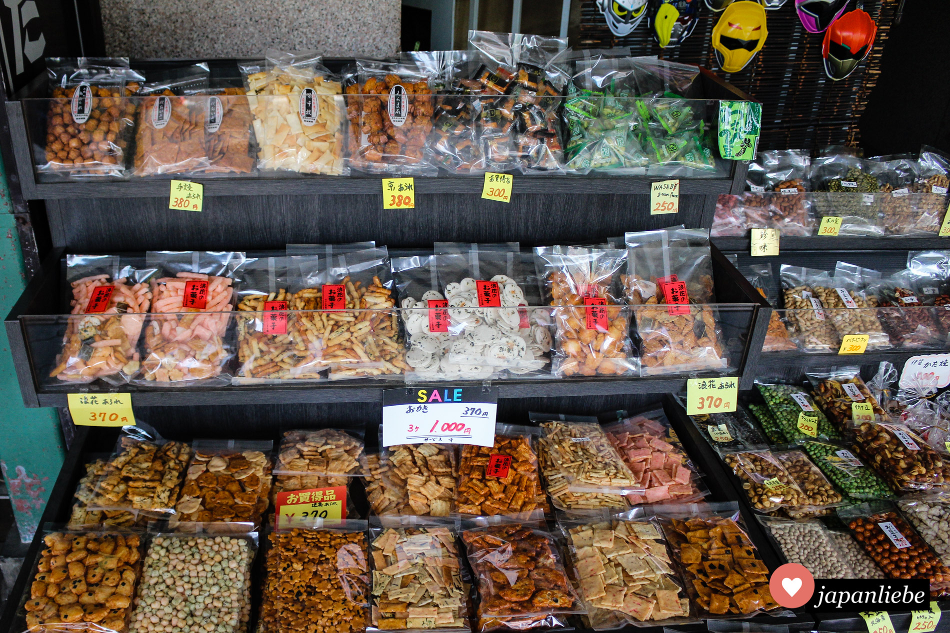 Ein Laden in Tennōji, Ōsaka bietet eine große Auswahl an senbei Reiscrackern als Mitbringsel und Snack an.