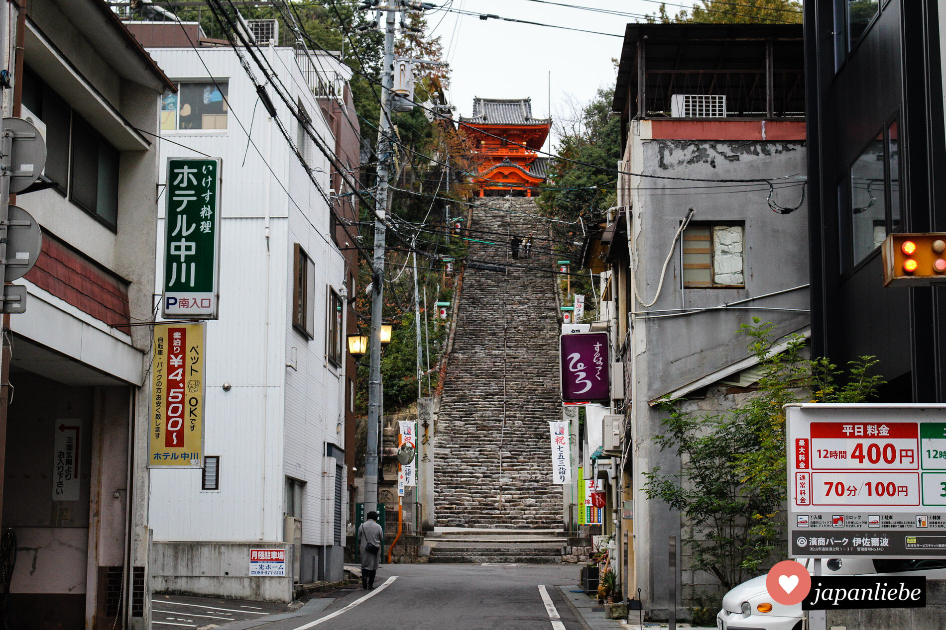 Der Isaniwa Schrein in Matsuyama möchte erst durch eine lange Treppe hinauf erklommen werden.