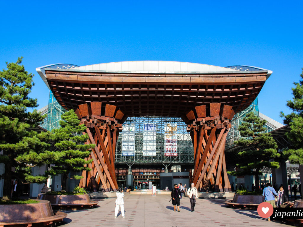 Seit 2005 macht das Tsuzumi-mon Tor schon die Ankunft am Bahnhof Kanazawa zum echten Hingucker.