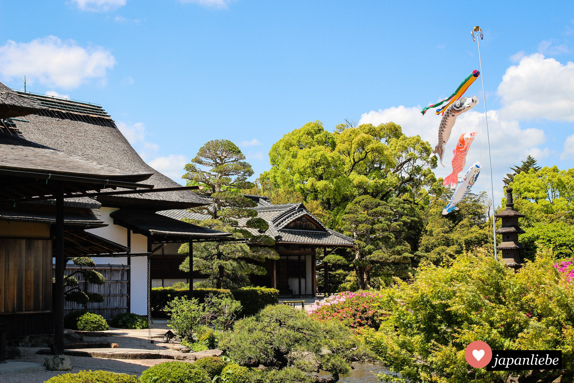 Wehende koinobori-Flaggen im Kōraku-en-Garten in Okayama.