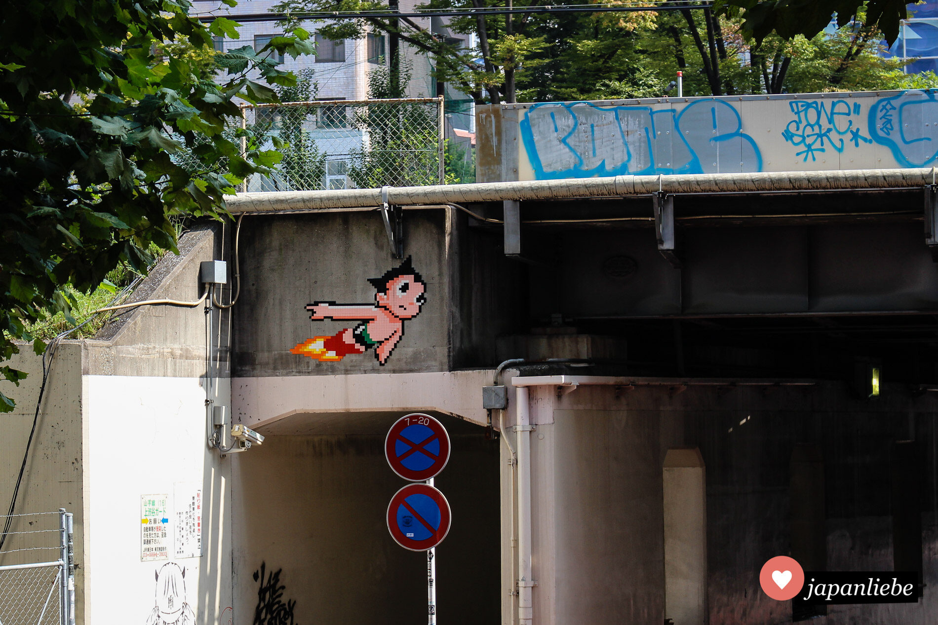 Das Astro-Boy-Mosaik des französischen Street-Art-Künstlers Invader in Shibuya.