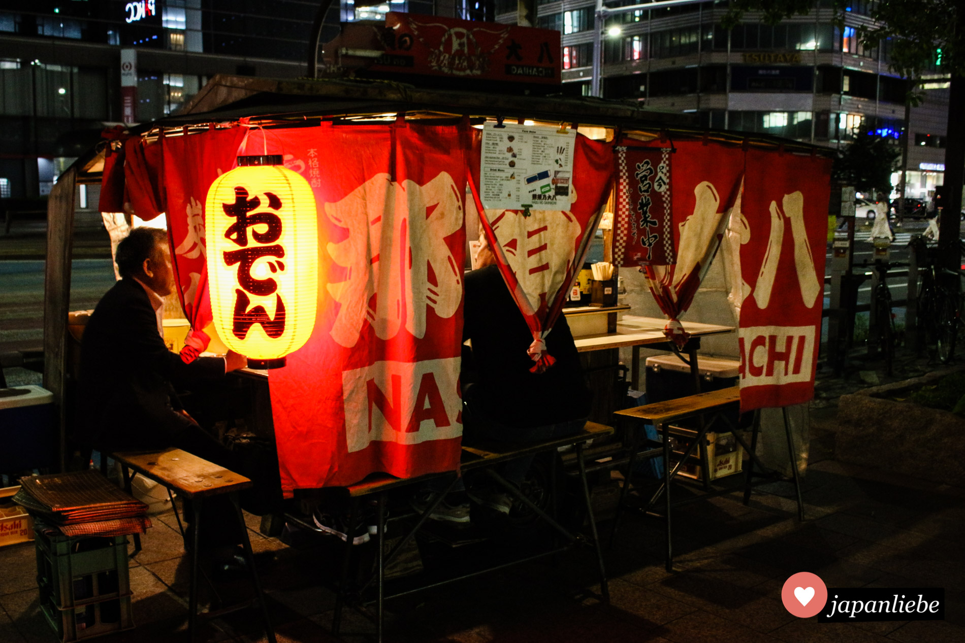 Ein yatai-Imbiss in Fukuoka verkauft nachts Oden, ein japanisches Eintopfgericht.