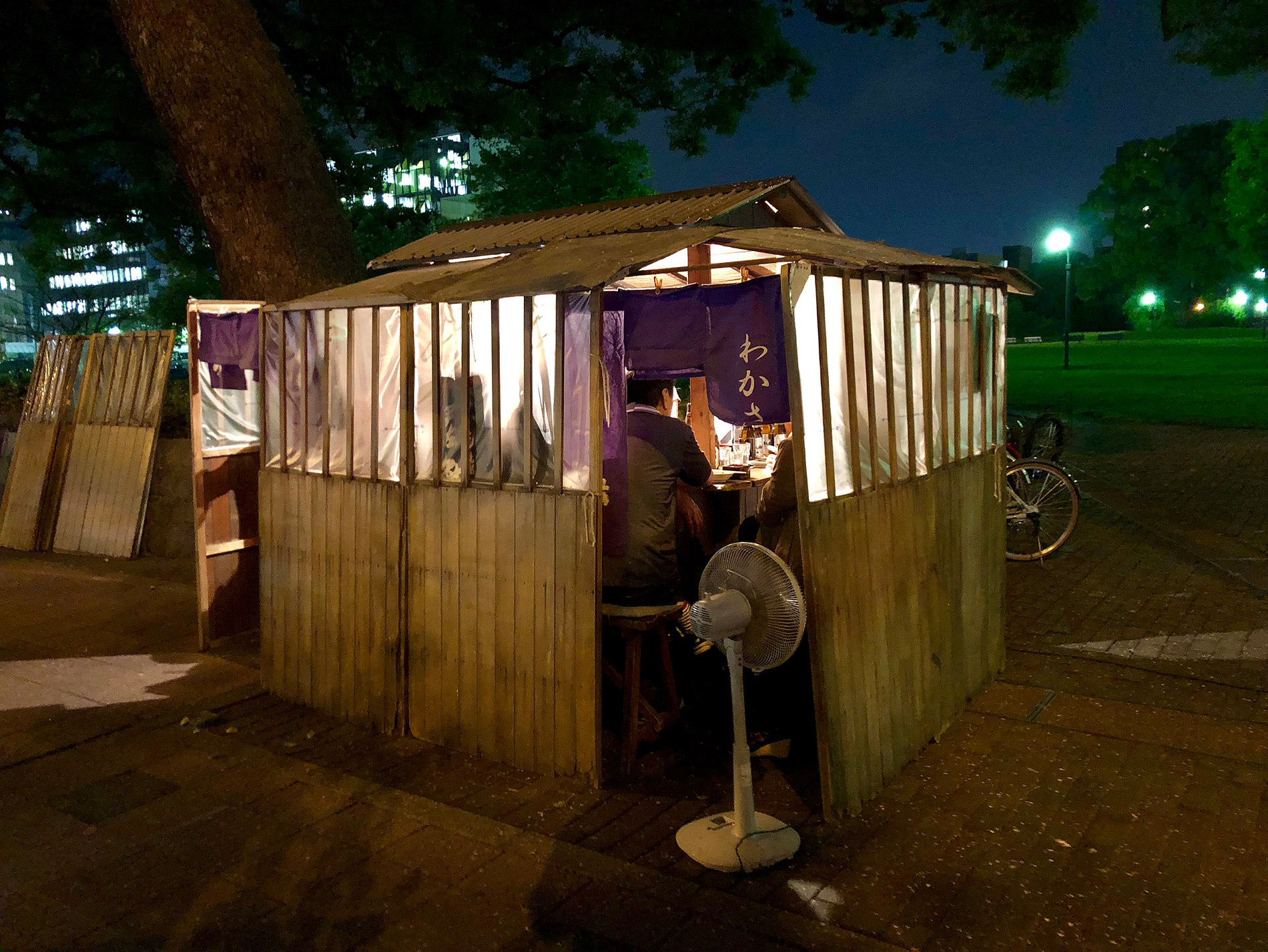 Wakaki, der letzte Imbiss-Stand von Kumamoto. (Foto: Shojudanji auf Wikimedia Commons https://commons.wikimedia.org/wiki/File:Wakaki_Yatai_in_Kumamoto.jpg CC BY-SA 4.0)